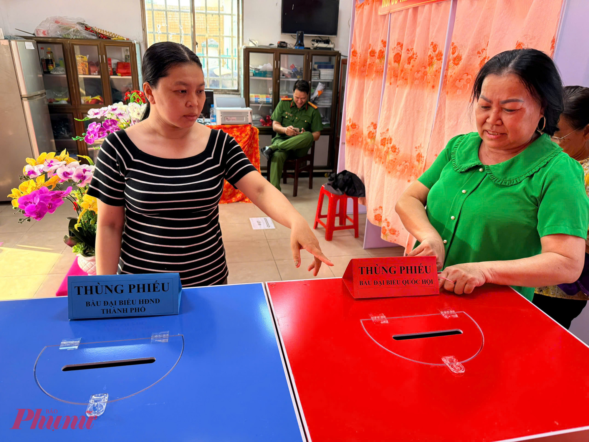 Cán bộ, hội viên phụ nữ khu phố 3, phường An Phú đã tham gia dọn dẹp vệ sinh, trang trí và sắp xếp thùng bỏ phiếu tại khu vực bỏ phiếu số 22.