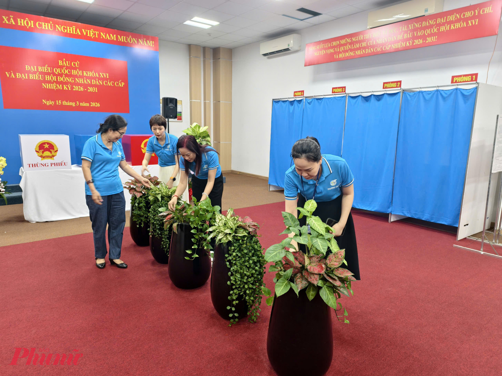 Cán bộ, hội viên phụ nữ phường Sài Gòn cùng trang trí cây kiểng và sắp xếp các thùng bỏ phiếu tại khu vực bỏ phiếu thuộc khu phố Ba Son.