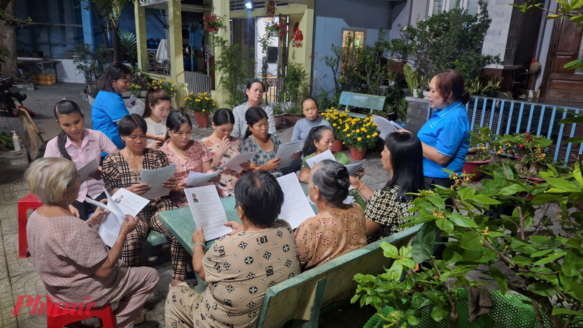 Cán bộ Hội Phụ nữ khu phố Bình Đường 3 (Ban bầu cử số 5, phường Dĩ An) đến các khu nhà trọ để thông tin cho cử tri về cuộc bầu cử và tiểu sử các ứng cử viên