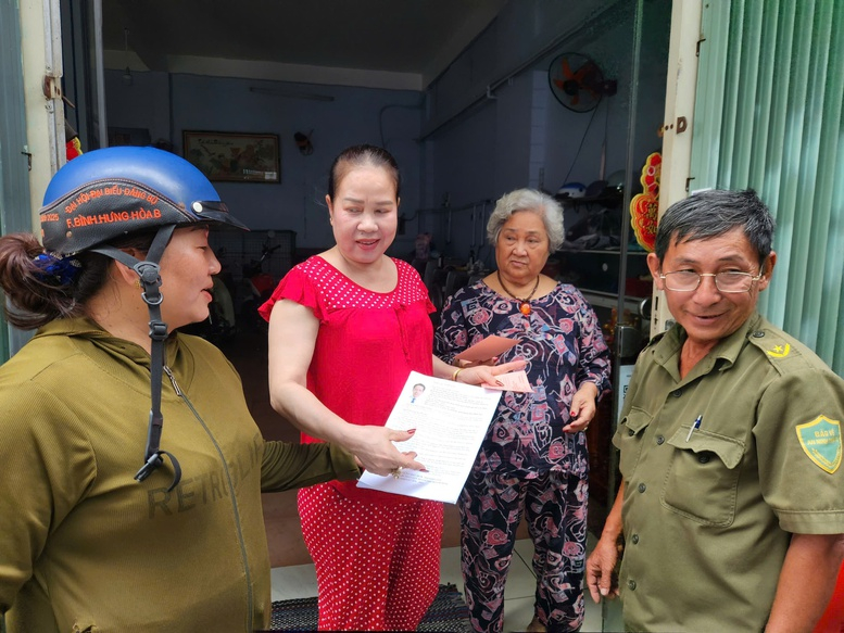 Các địa phương sẵn sàng cho ngày bầu cử Bà Nguyễn Thị Hợi 79 tuổi cùng con gái cho biết đã nhận được thẻ cử tri và thông tin giới thiệu về người ứng cử - Ảnh: VGP/Lê Anh