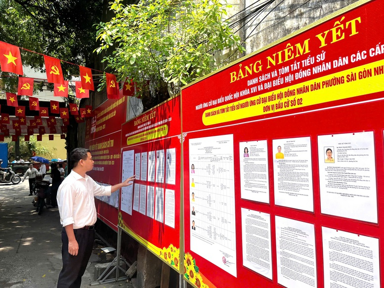 Các địa phương sẵn sàng cho ngày bầu cử Các điểm bỏ phiếu trong những con hẻm nhỏ ở trung tâm Thành phố cũng được trang hoàng, rực rỡ cờ hoa. Công tác chuẩn bị cho ngày bầu cử tại đây cũng cơ bản hoàn tất - Ảnh: VGP/Lê Anh