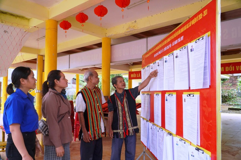 Các địa phương sẵn sàng cho ngày bầu cử Nhân dân làng Tắc Pỏ, thôn 1, xã Nam Trà My, TP. Đà Nẵng tìm hiểu về danh sách và tiểu sử của các ứng viên đại biểu Quốc hội và Hội đồng nhân dân - Ảnh: VGP/Thế Lực