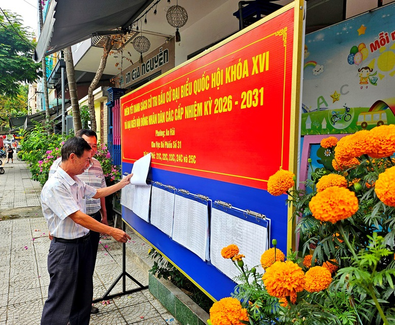 Các địa phương sẵn sàng cho ngày bầu cử Người dân Đà Nẵng theo dõi danh sách, tiểu sử các ứng cử viên được niêm yết tại khu dân cư - Ảnh: VGP/Thế Lực