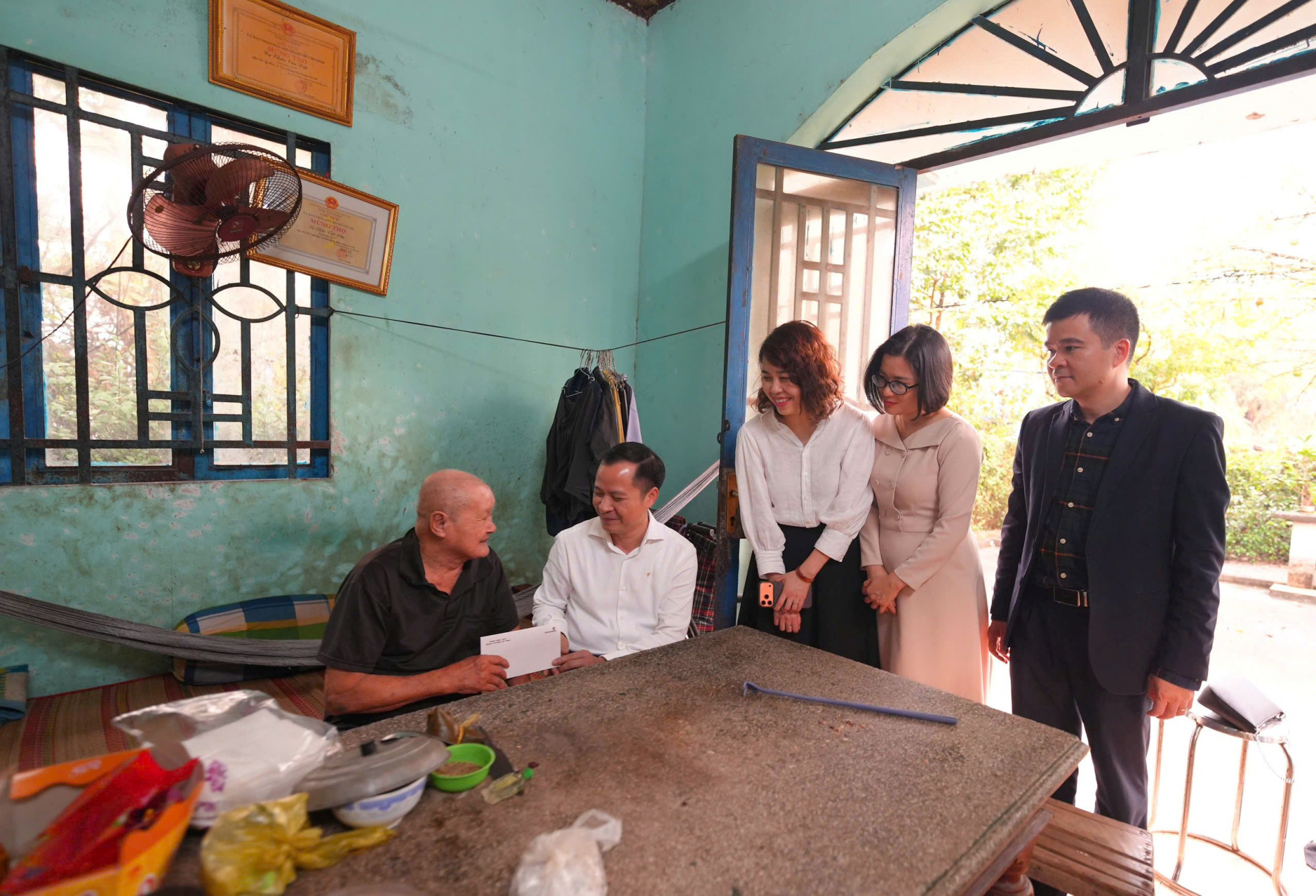 Những “mái nhà” nhân ái giữa lòng thành phố mang tên Bác Ảnh 1: Ông Lê Hoàng Tùng - Phó Tổng Giám đốc Vietcombank và đại diện ngân hàng… đến thăm hỏi, động viên cựu chiến binh Châu Văn Đực tại gia đình.