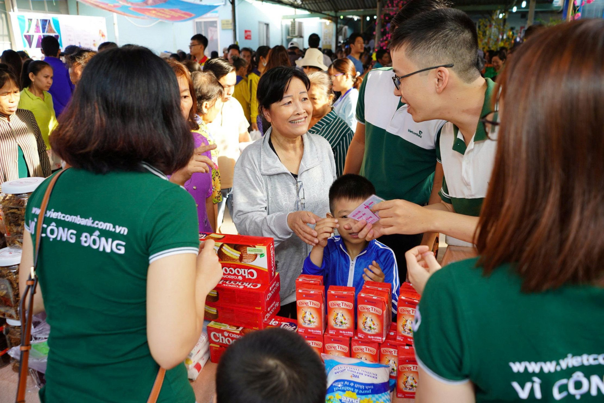 Những “mái nhà” nhân ái giữa lòng thành phố mang tên Bác Vietcombank triển khai những “phiên chợ 0 đồng” hỗ trợ người dân khó khăn tại TPHCM.