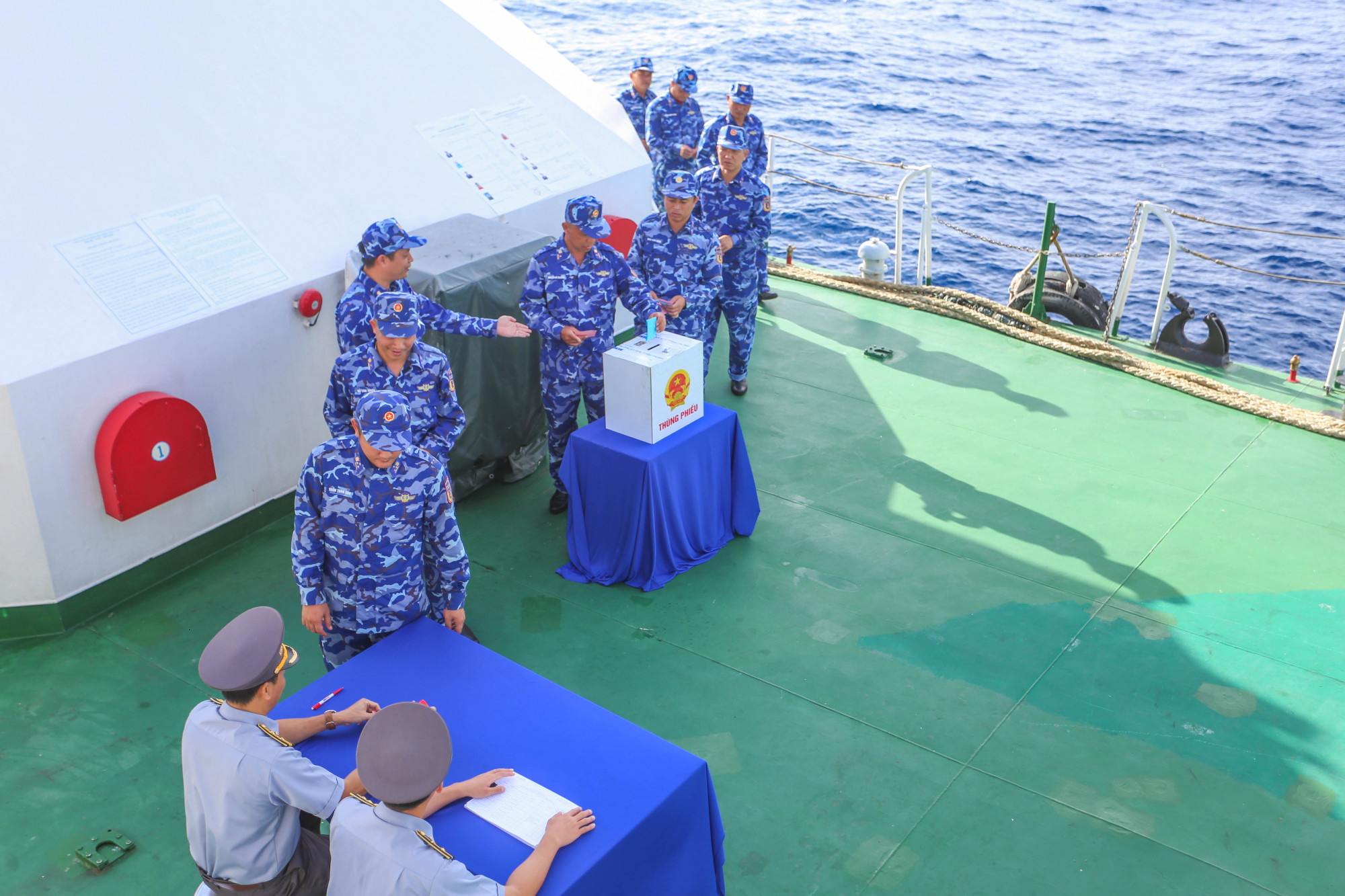 Cán bộ, chiến sĩ Tàu CSB 4031 bỏ phiếu sớm trên biển - Ảnh: Đức Định