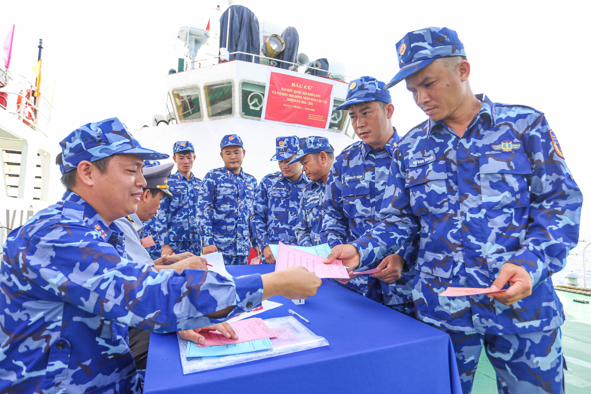 Cán bộ chiến sĩ bỏ phiếu - Ảnh: Đức Định