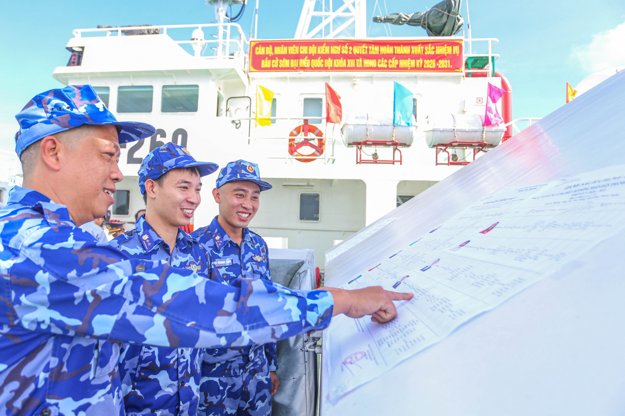 Cán bộ, chiến sĩ tàu Cảnh sát biển 4031 theo dõi danh sách những người ứng cử ĐBQH khóa XVI và đại biểu HĐND - Ảnh: Đức Định