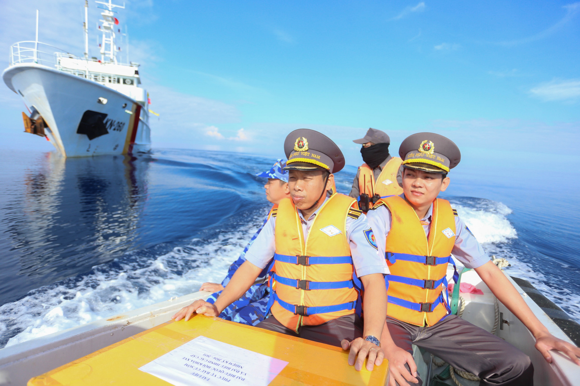 Tổ bầu cử và tài liệu phục vụ bầu cử được tổ xuồng đưa từ Tàu KN 260 sang điểm bỏ phiếu tại tàu trực - Ảnh: Đức Định