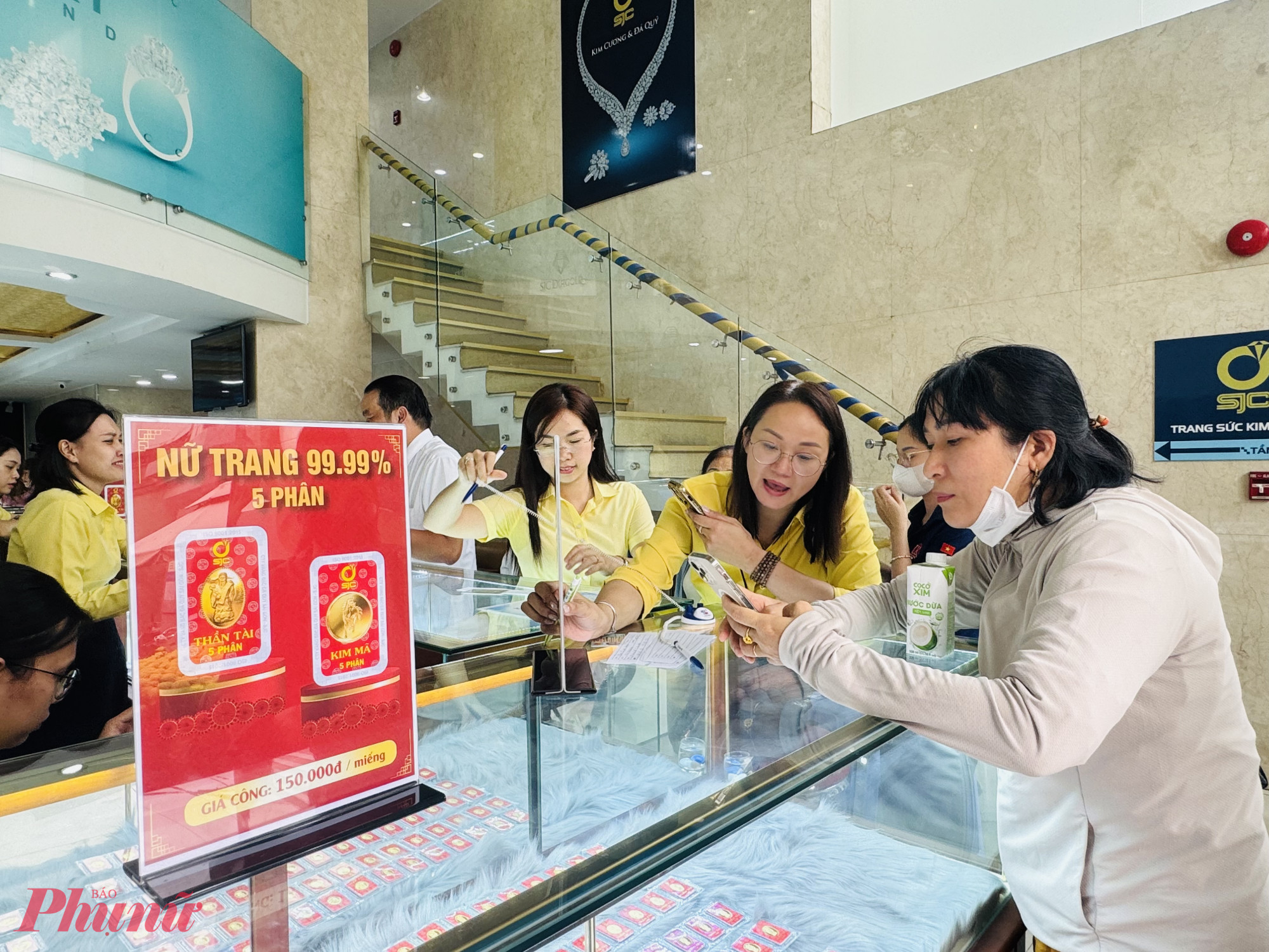 Giá vàng bất ngờ giảm 2,2 triệu đồng/lượng - Ảnh: Thanh Hoa