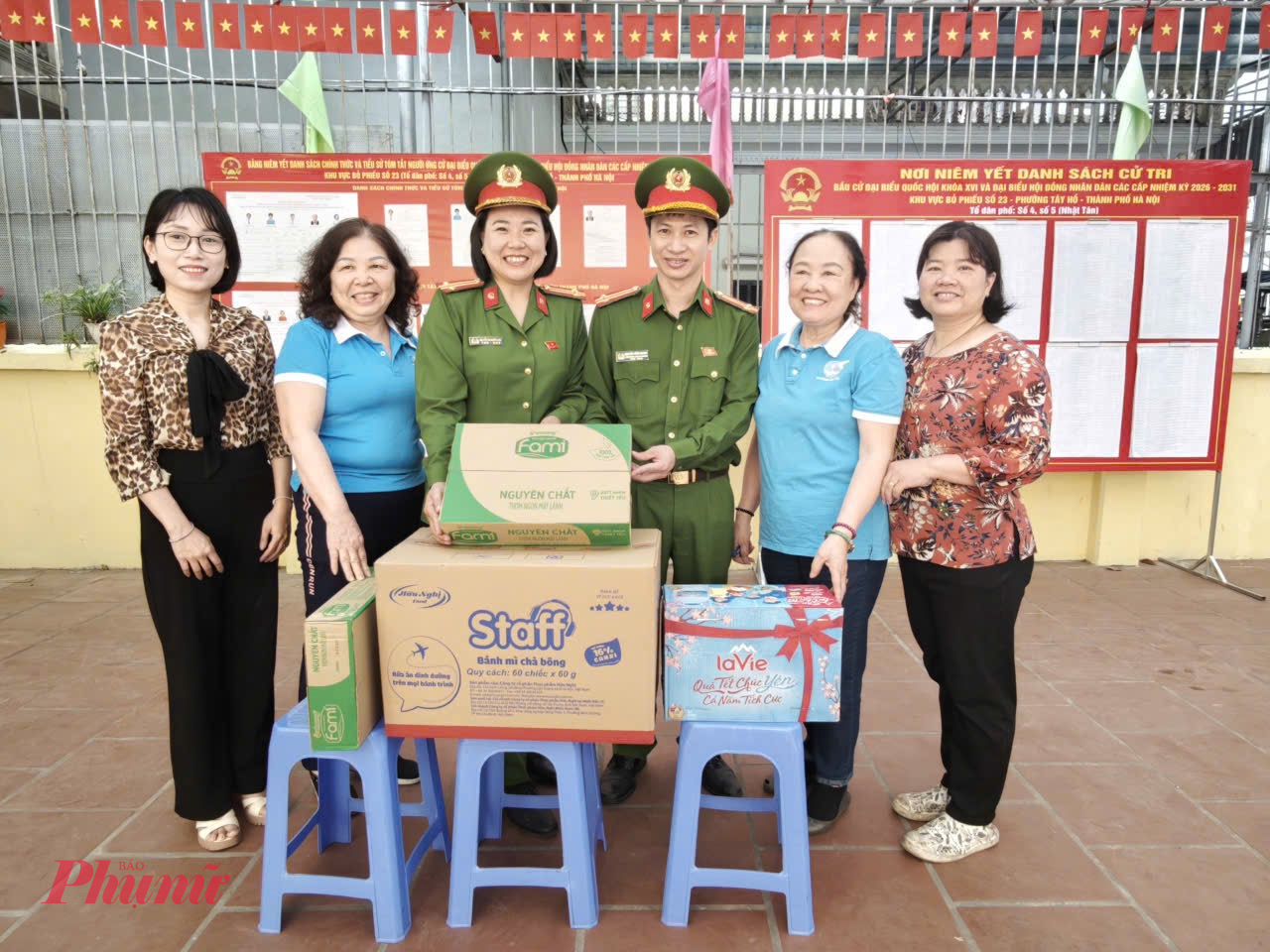 Không chỉ quyết liệt trong công tác nghiệp vụ, không khí chuẩn bị tại phường Tây Hồ còn ấm áp tình quân dân. Lực lượng Công an phường đã nhận được sự quan tâm, động viên kịp thời từ các tổ chức chính trị - xã hội và nhân dân địa phương.