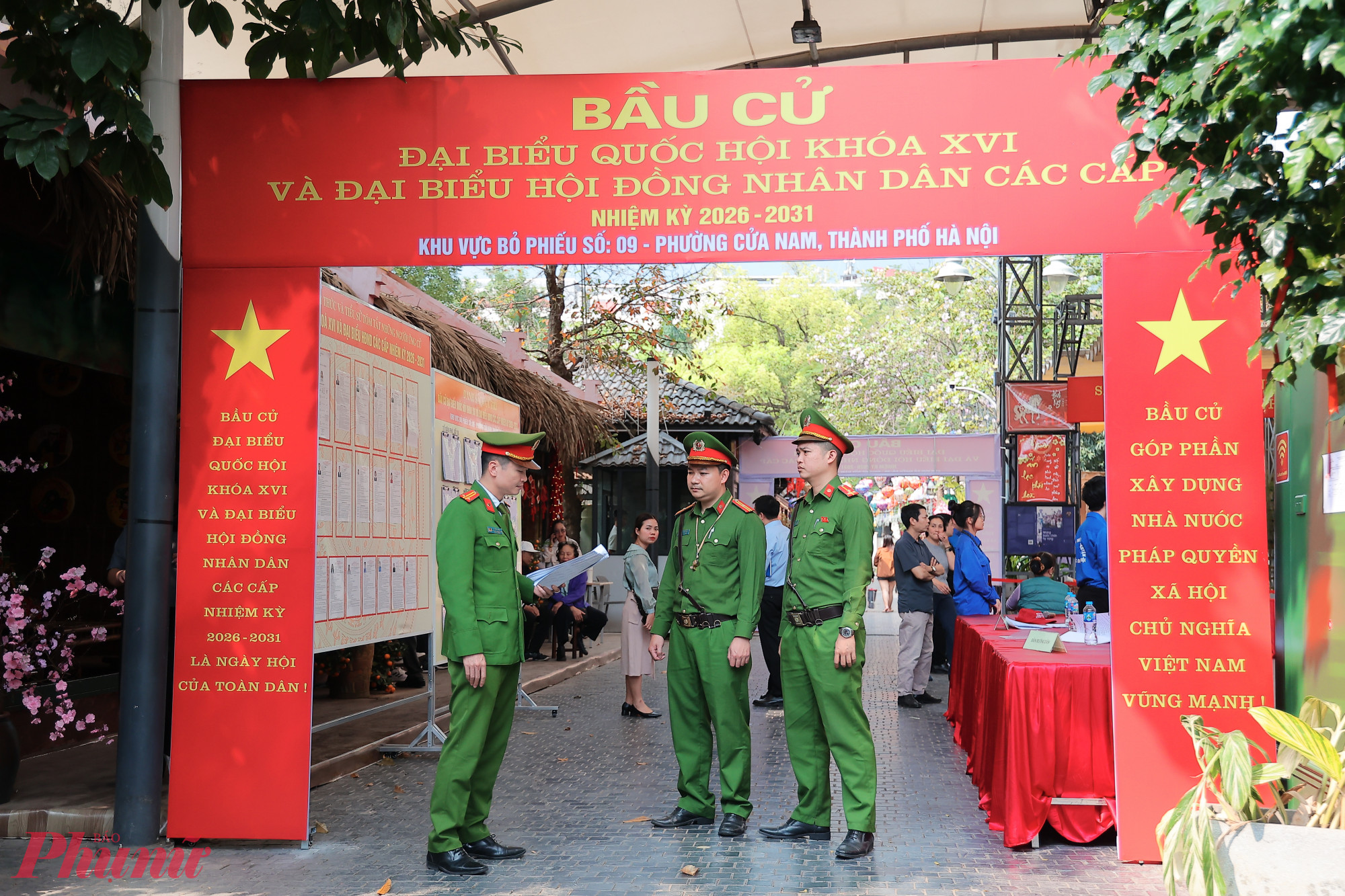 Các lực lượng duy trì tuần tra kiểm soát 24/24, đồng thời bố trí cán bộ trực tiếp phụ trách tại 14 khu vực bầu cử. 