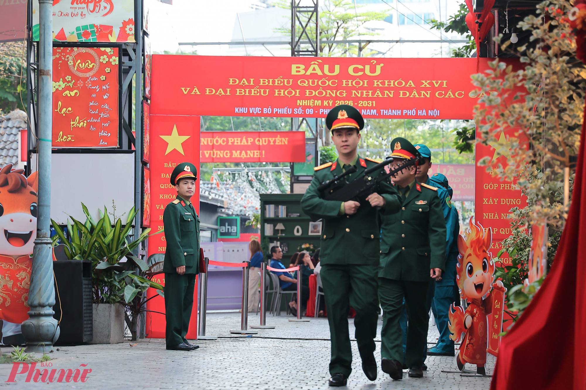 Tại mỗi tổ bầu cử bố trí 5 đồng chí (1 cán bộ, 2 dân quân thường trực, 2 dân quân cơ động tại chỗ).