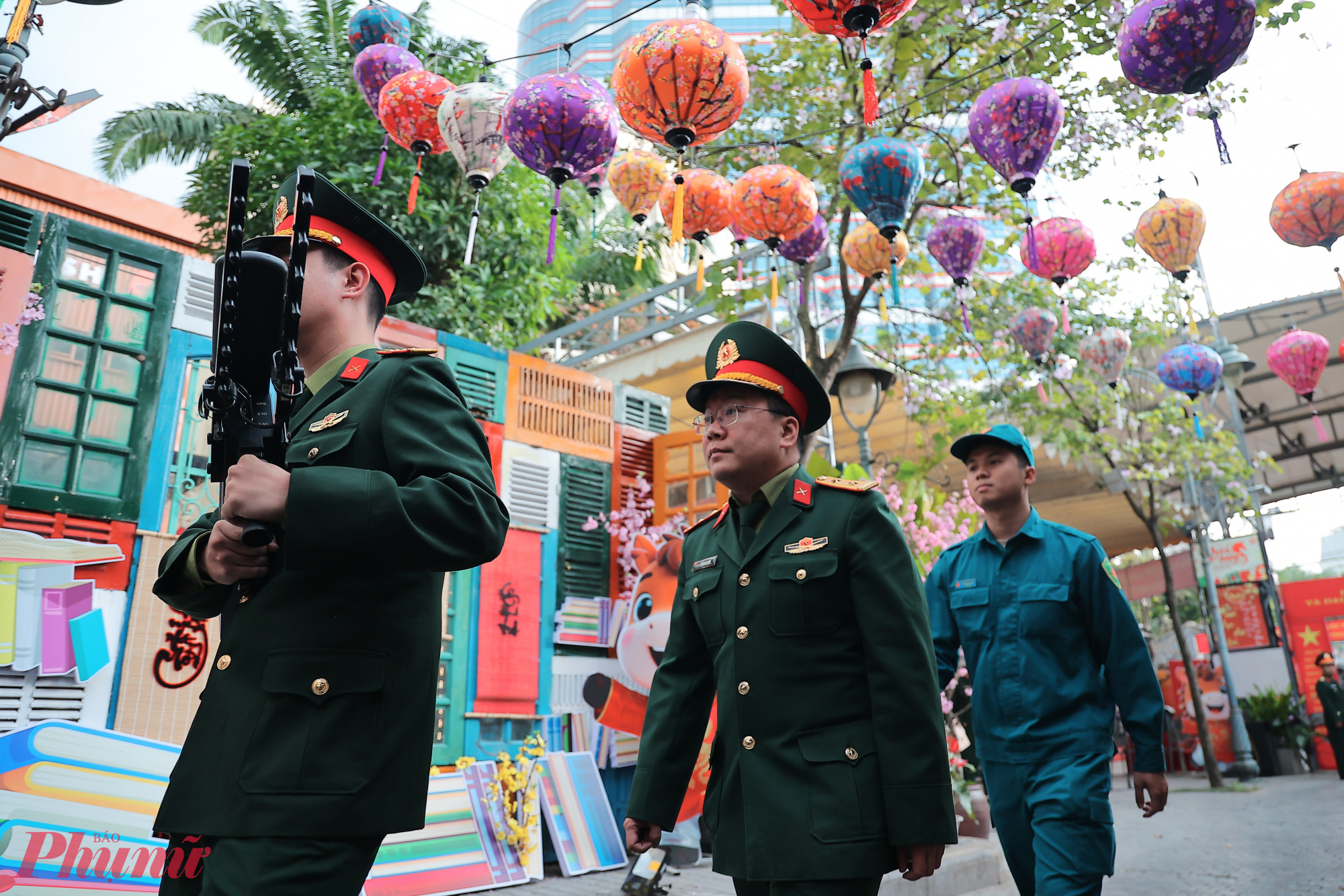  tá Trịnh Văn Trường, Chính trị viên phó-Ban Chỉ huy quân sự phường Cửa Nam cho biết lực lượng đã triển khai theo kế hoạch của Bộ Tư lệnh Thủ đô Hà Nội về sẵn sàng chiến đấu bảo vệ trong kỳ bầu cử.