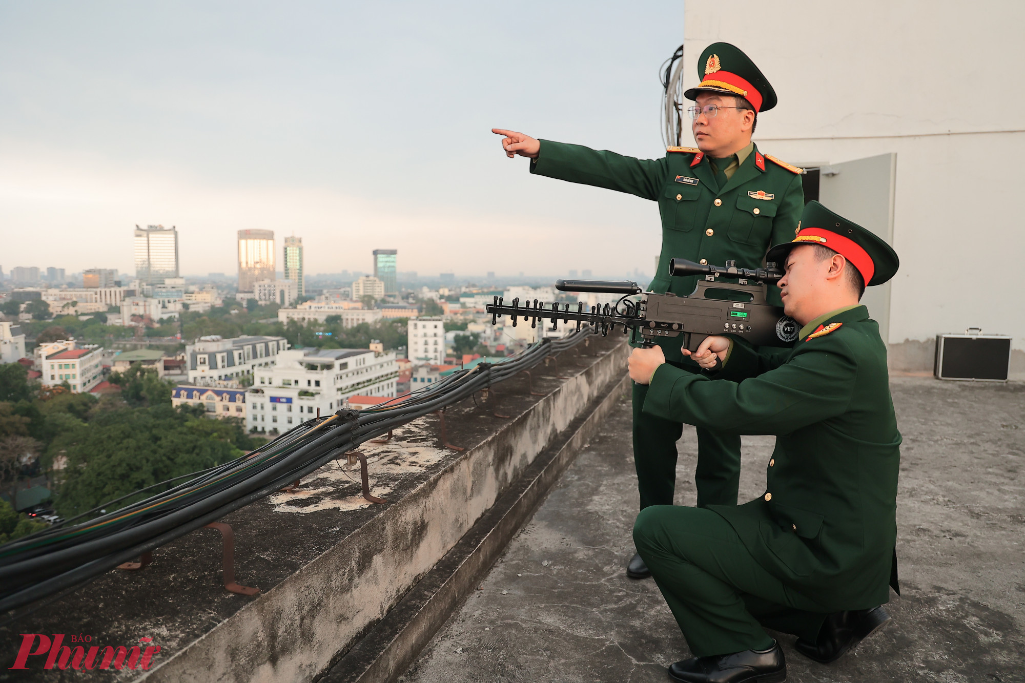 Các lực lượng cũng được bố trí tại các điểm cao thành phố để bảo vệ cho kỳ bầu cử được diễn ra an toàn.