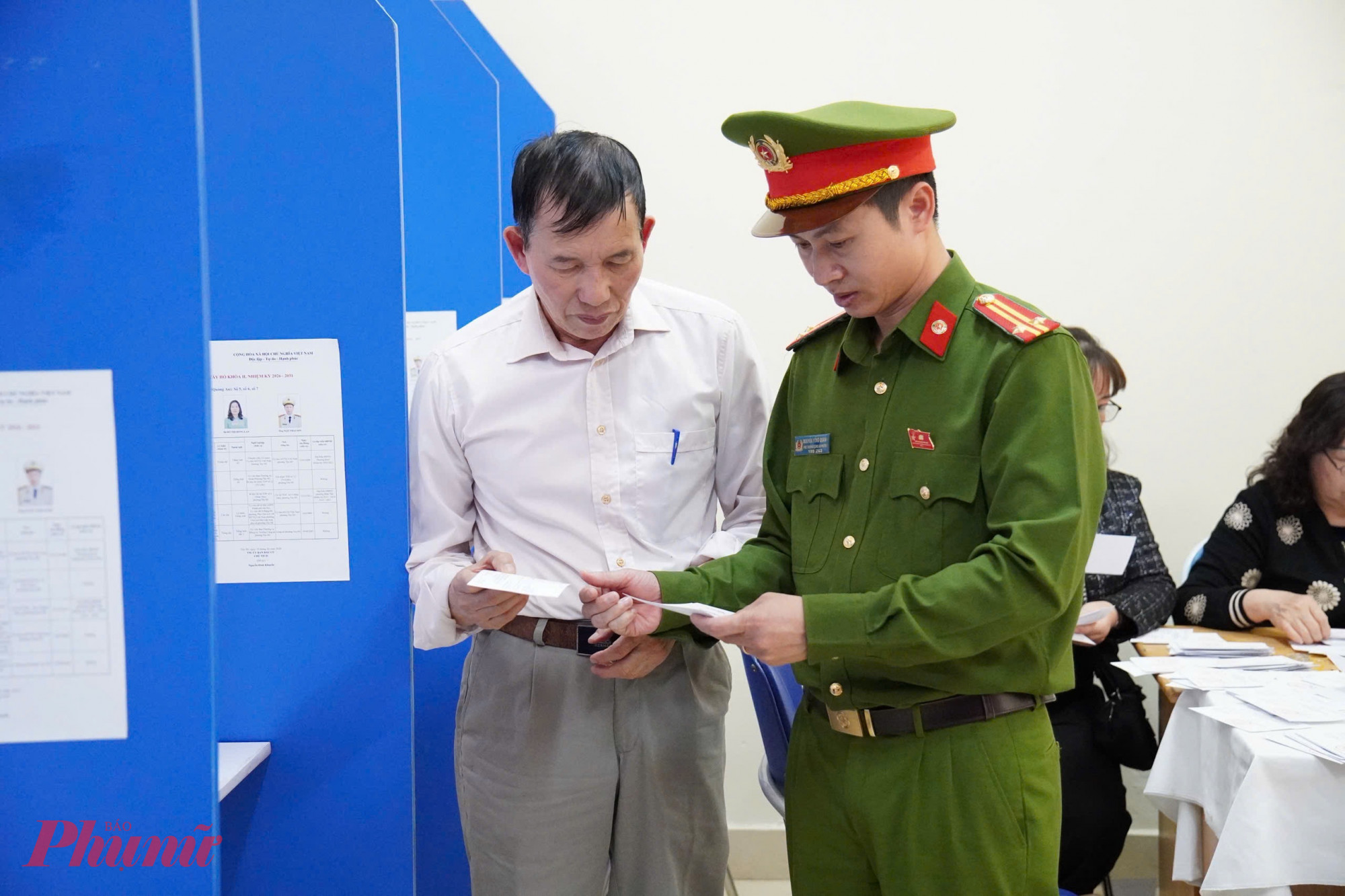 Tại phường Tây Hồ, trong không khí đang khẩn trương bước vào ngày bầu cử đại biểu Quốc hội khóa XVI và đại biểu HĐND các cấp nhiệm kỳ 2026 – 2031, lực lượng Công an phường Tây Hồ đã đón nhận được nhiều sự quan tâm, động viên từ các tổ chức, đoàn thể và đông đảo nhân dân trên địa bàn.