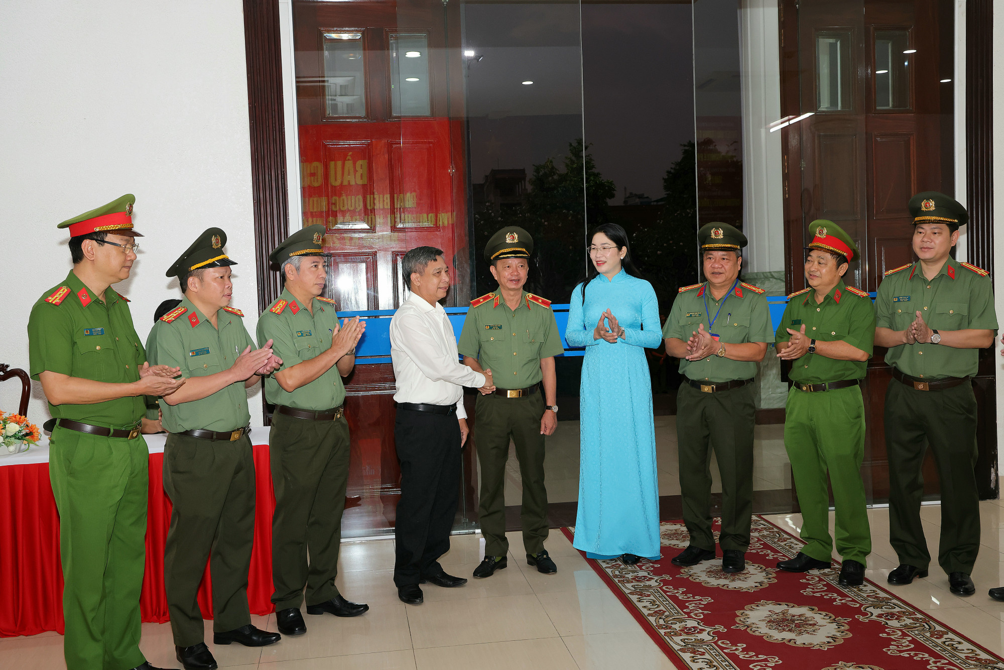 Ông Đồng Văn Thanh - Ủy viên Trung ương Đảng, Phó bí thư thường trực Thành ủy, Chủ tịch HĐND TP Cần Thơ, Chủ tịch Ủy ban bầu cử TP Cần Thơ, dự lễ khai mạc bầu cử tại Tổ bầu cử số 23, phường Cái Khế. 