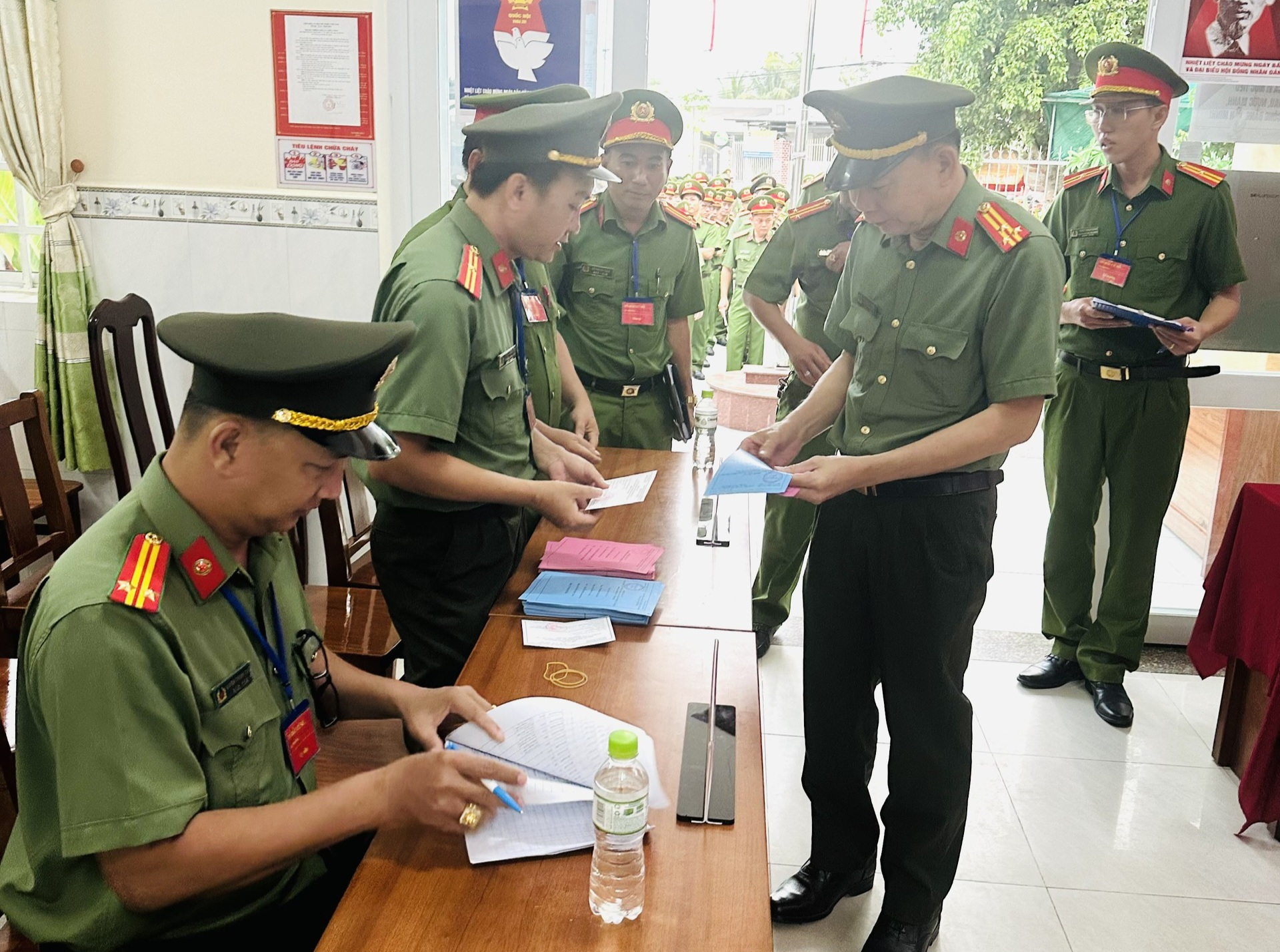 Lực lượng công an phường An Bình - TP Cần Thơ tiến hành bầu cử... Ảnh: Trung Phạm