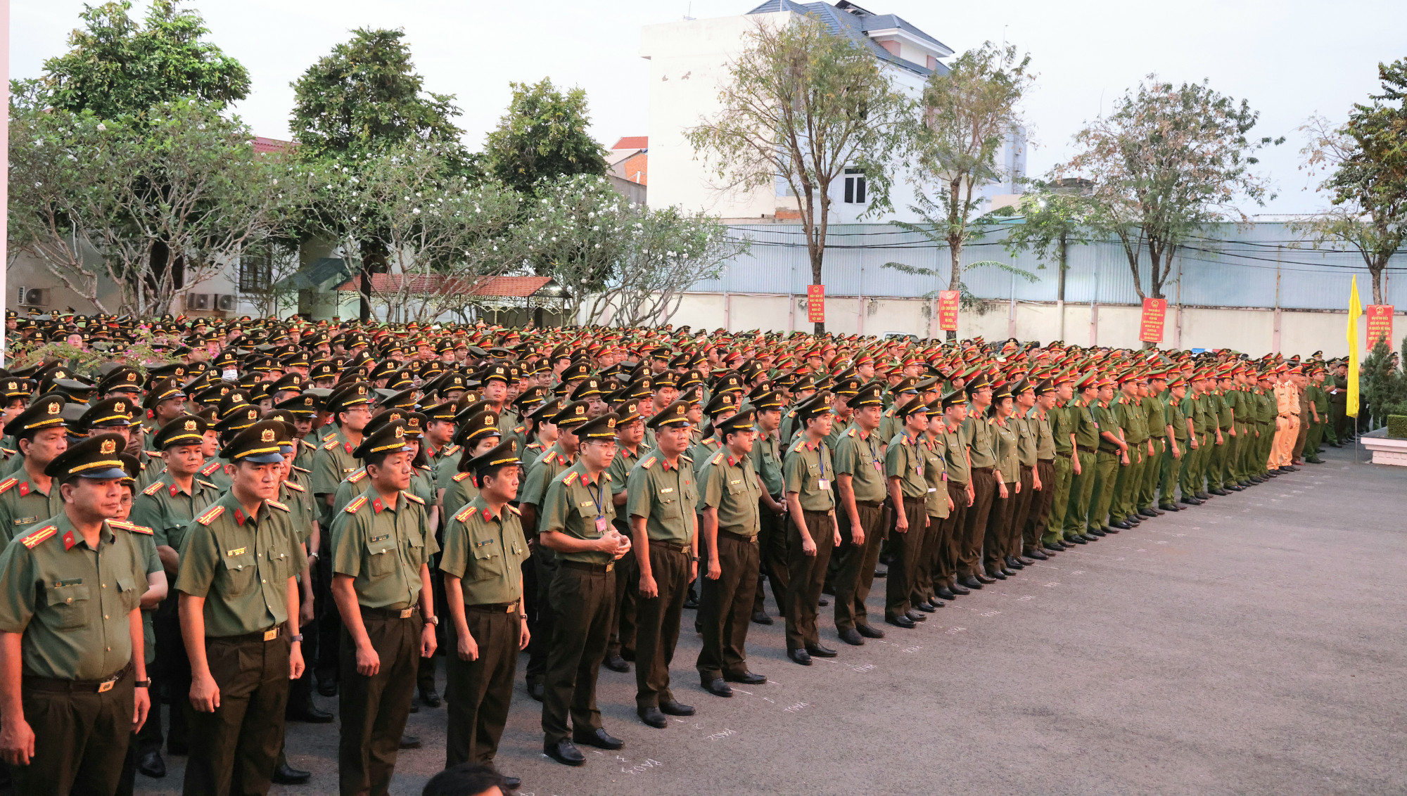 Lực lượng công an TP Cần Thơ đi bầu cử sớm... Ảnh: Trung Phạm