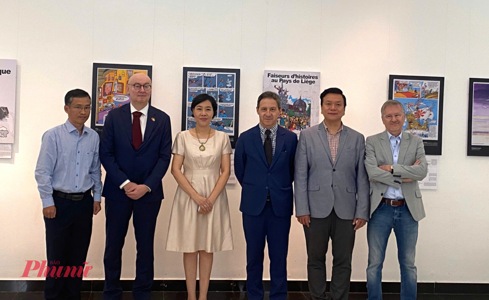 Các đại diện đơn vị cùng góp mặt và chụp ảnh lưu niệm tại triển lãm - Ảnh: Phương Nhã