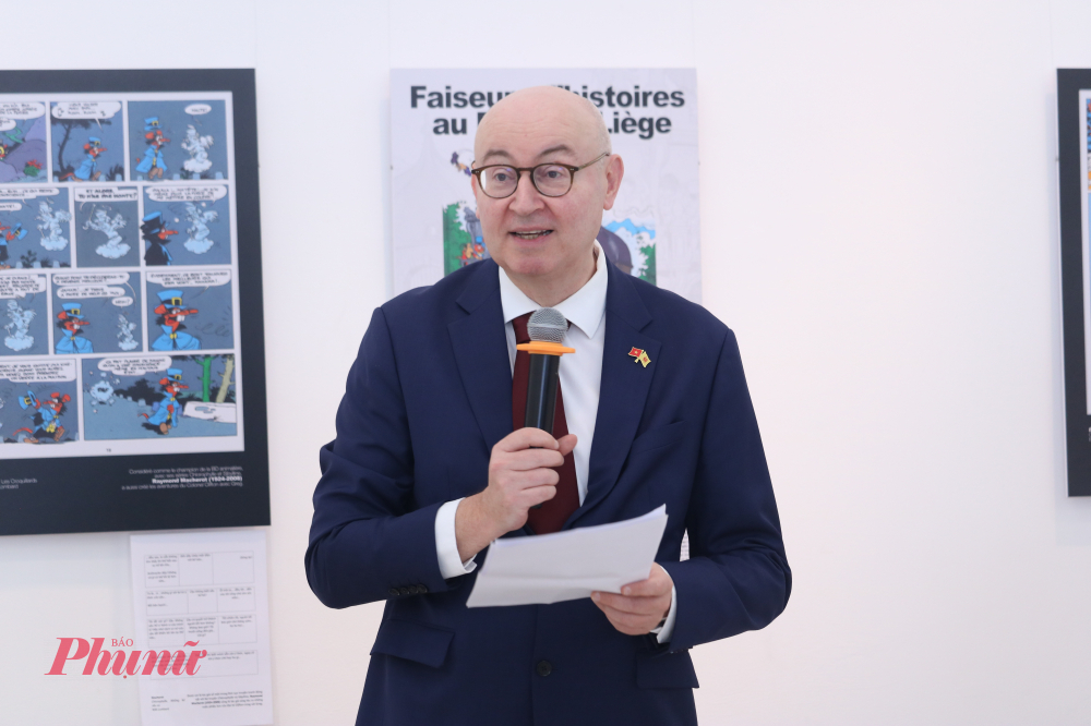 Ông Pierre Du Ville bày tỏ thành ý khi được đồng tổ chức triển lãm cùng Idécaf - Viện Trao đổi Văn hóa với Pháp - Ảnh: Phương Nhã
