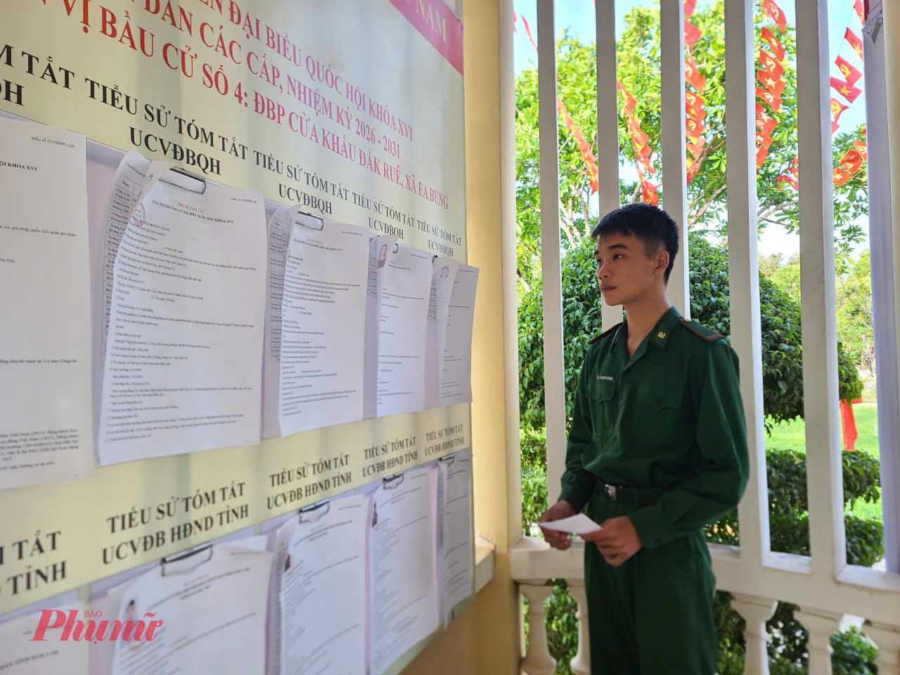 Hạ sĩ Bùi Thanh Bình tìm hiểu kỹ tiểu sử, chương trình hành động của các ứng cử viên để lựa chọn những người xứng đáng, đủ đức, đủ tài 