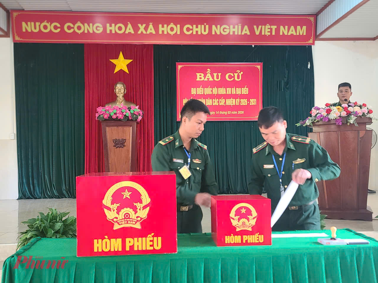 Niêm phong thùng phiếu