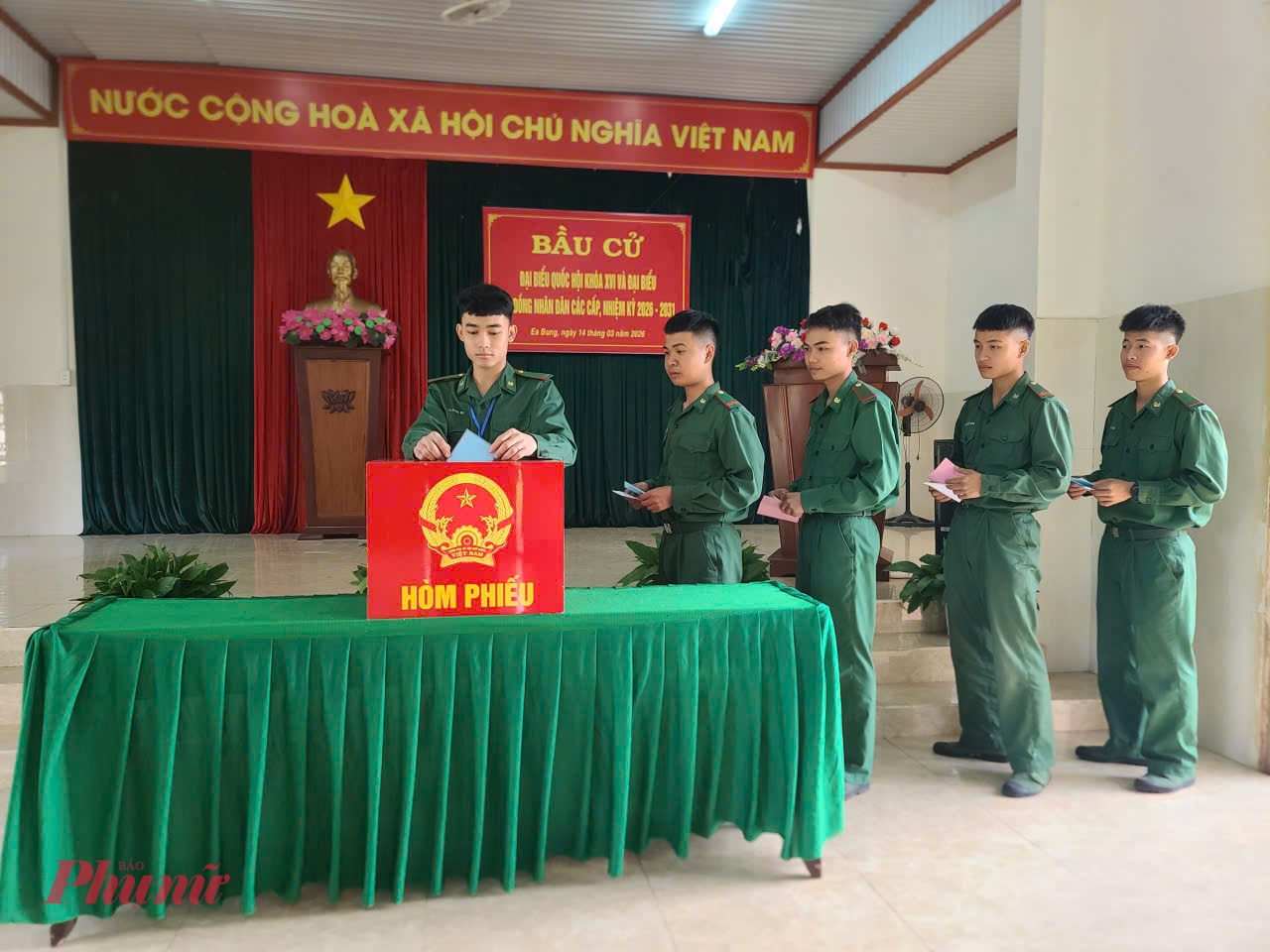 Các chiến sĩ trẻ thực hiện quyền công dân của mình tham gia bầu cử đại biểu Quốc hội và đại biểu HĐND các cấp