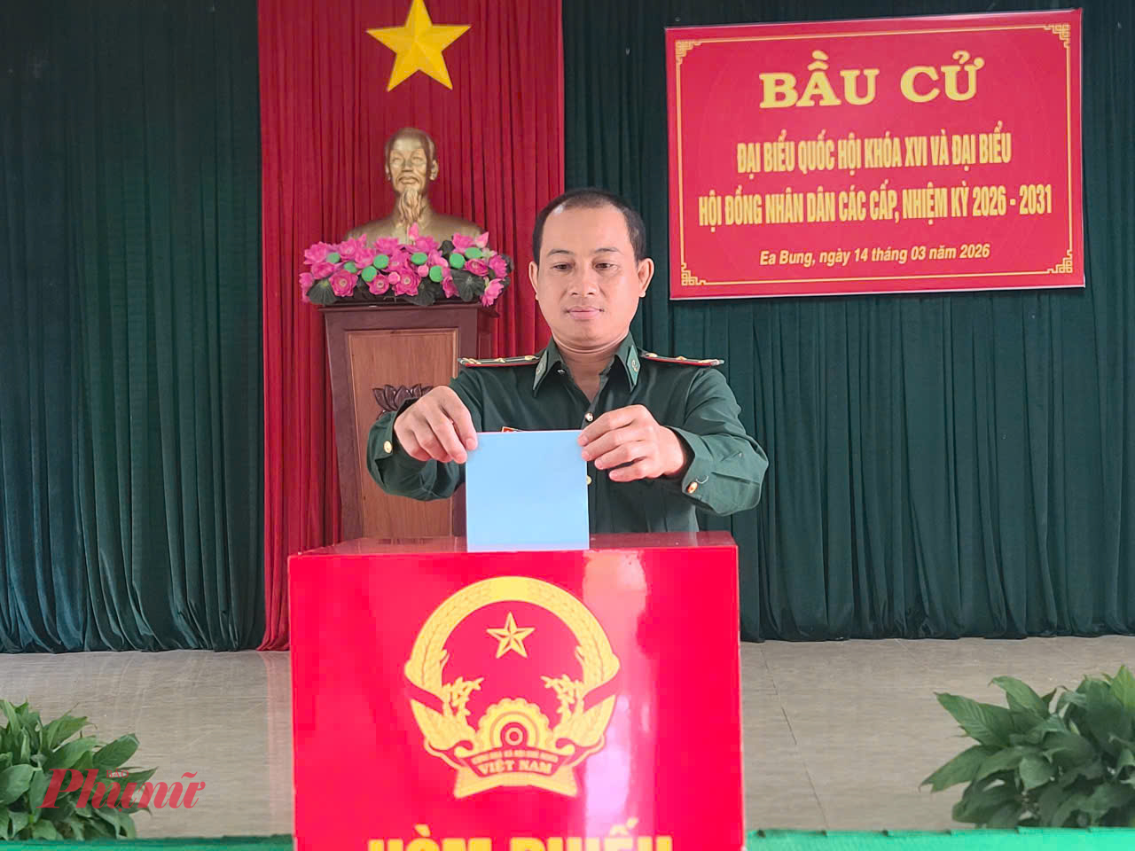 Các cử tri gửi trọn niềm tin vào lá phiếu của mình