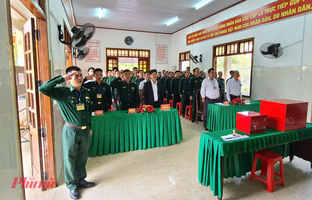 Đồn Biên phòng Cửa khẩu Đắk Ruê làm lễ chào cờ trước khi bắt đầu việc bỏ phiếu