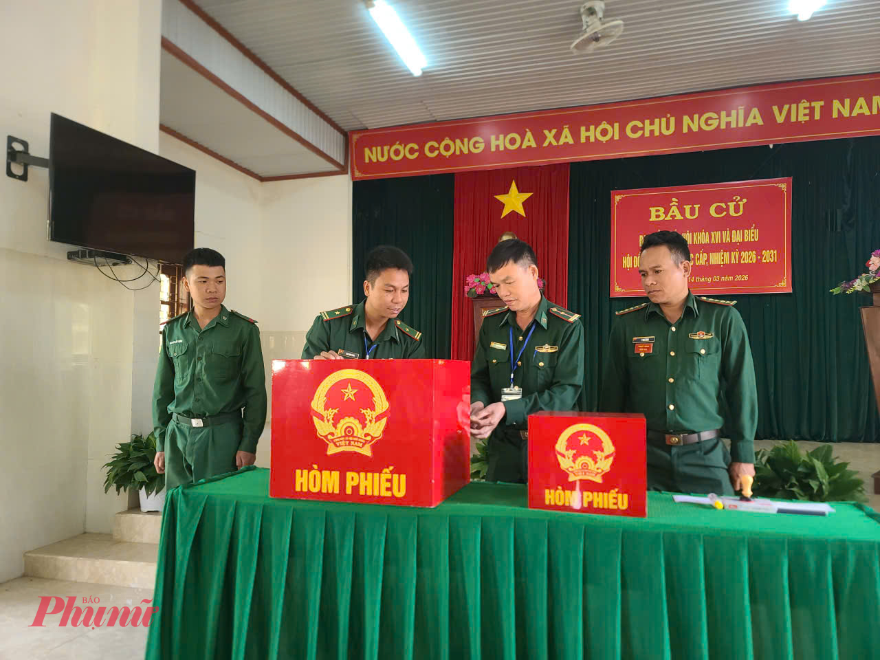 Việc kiểm tra thùng phiếu được thực hiện nghiêm ngặt