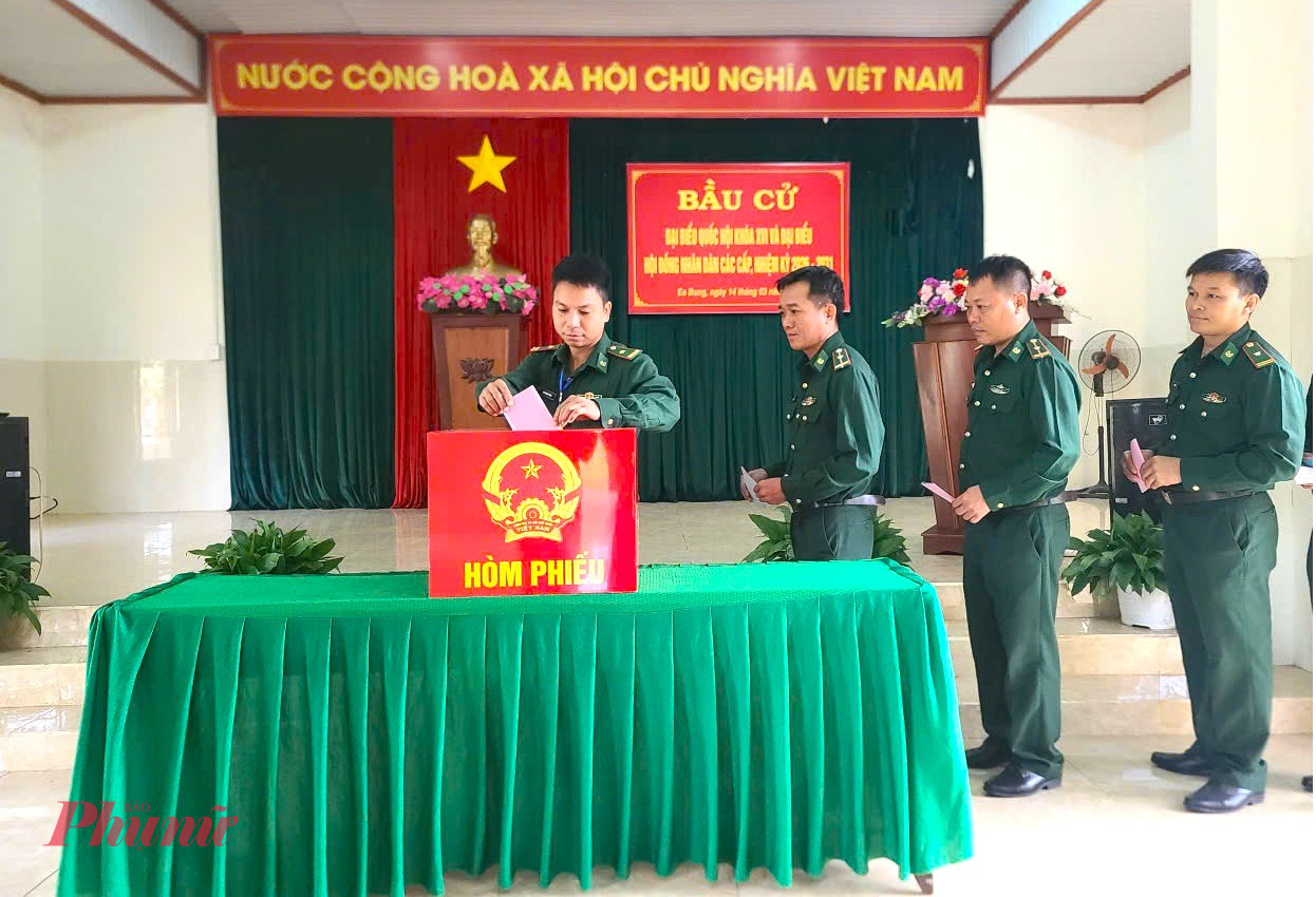 Những lá phiếu đầu tiên được bỏ vào thùng phiếu