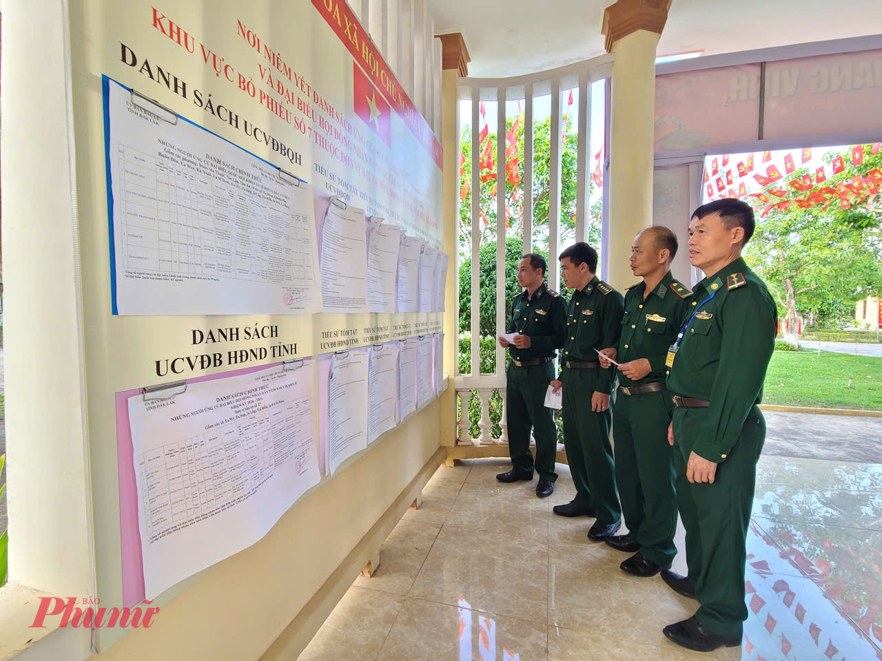 Trước khi buổi bầu cử diễn ra, các cử tri tranh thủ xem lại các thông tin của các ứng cử viên