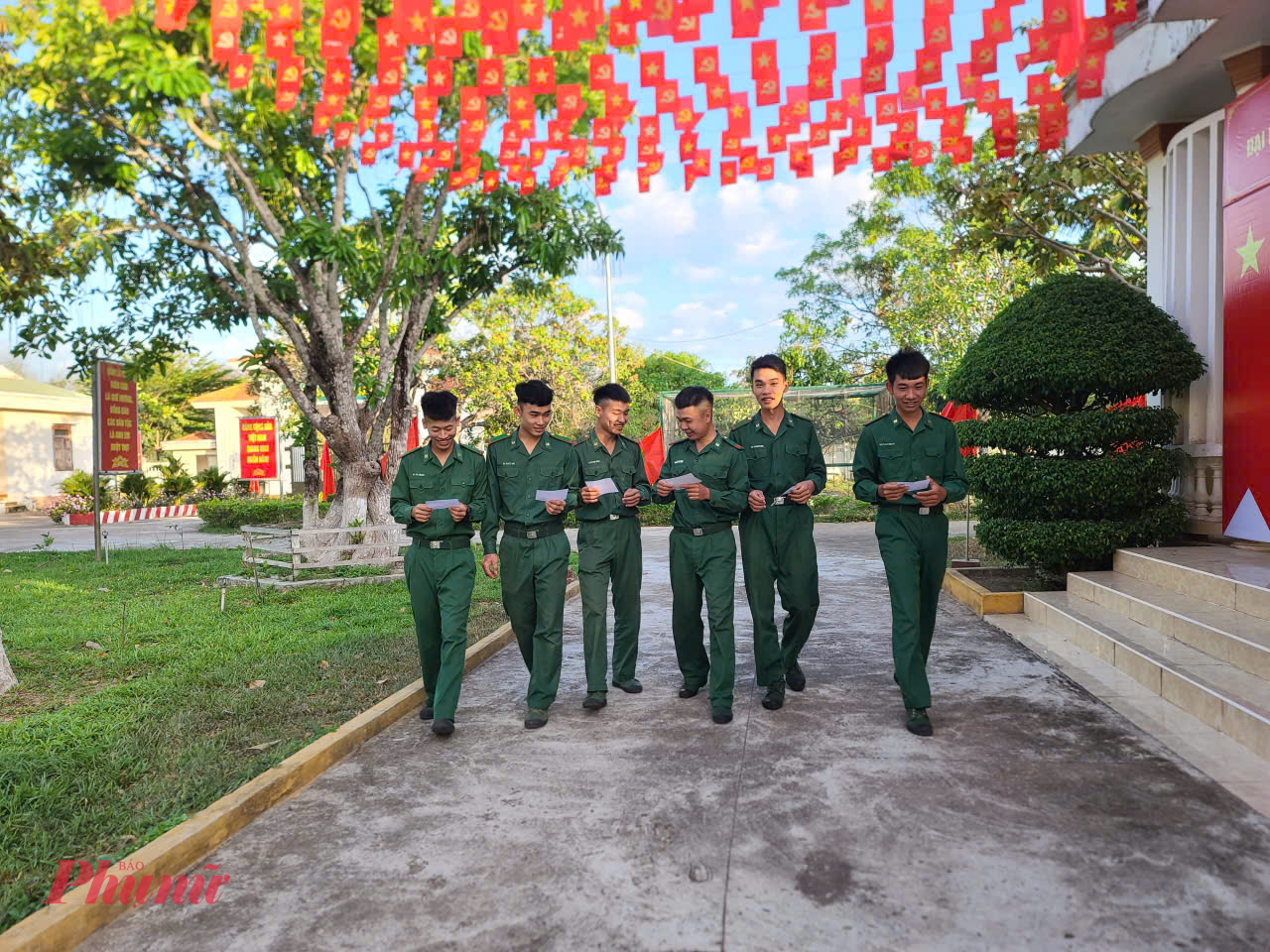 Các cử tri phấn khởi mang thẻ cử tri đến điểm bỏ phiếu để thực hiện quyền công dân