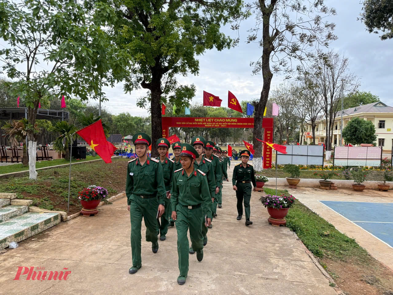 Các chiến sĩ trẻ háo hức đến điểm bầu cử để thực hiện quyền công dân của mình