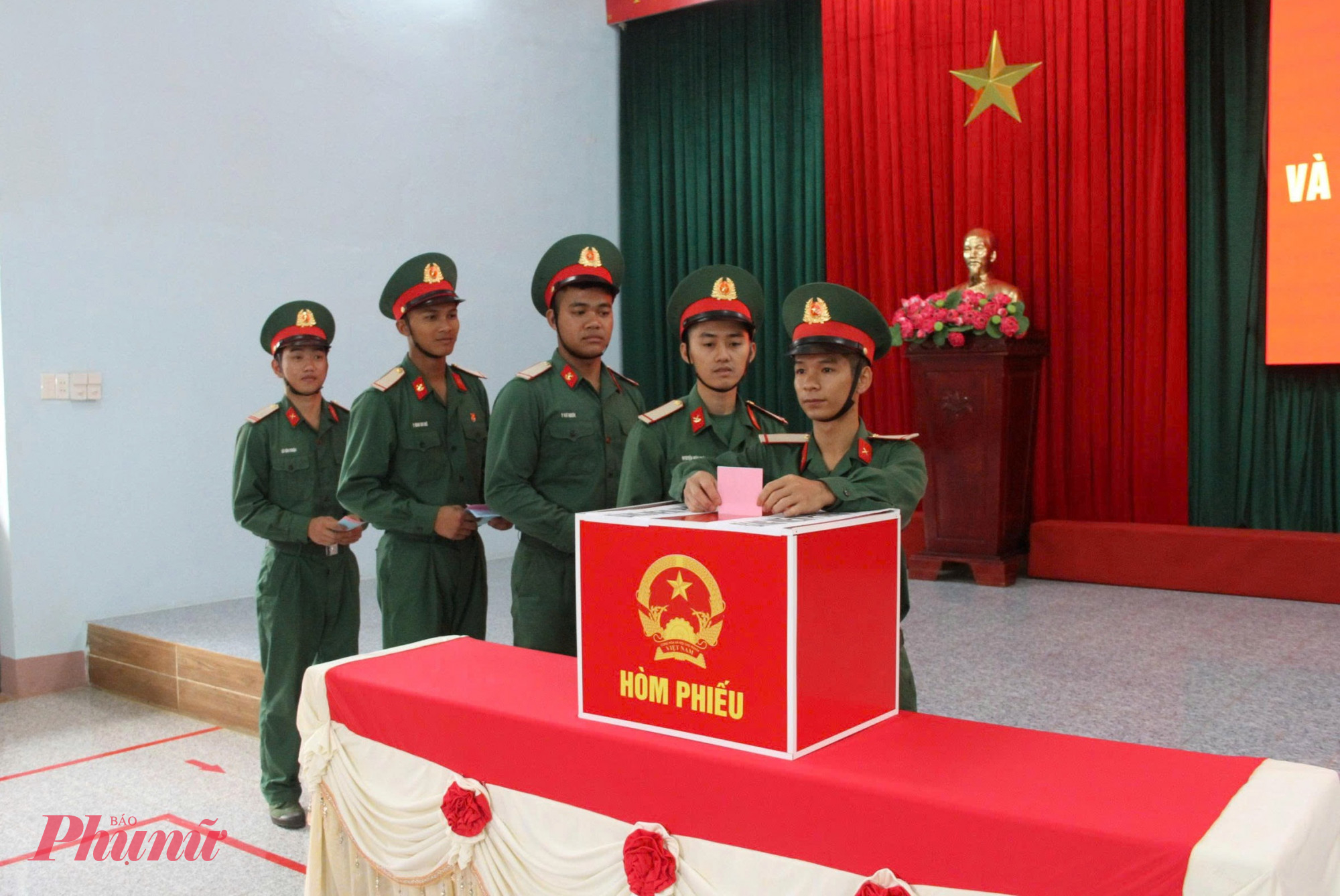 Lá phiếu đầu đời của những người lính trẻ