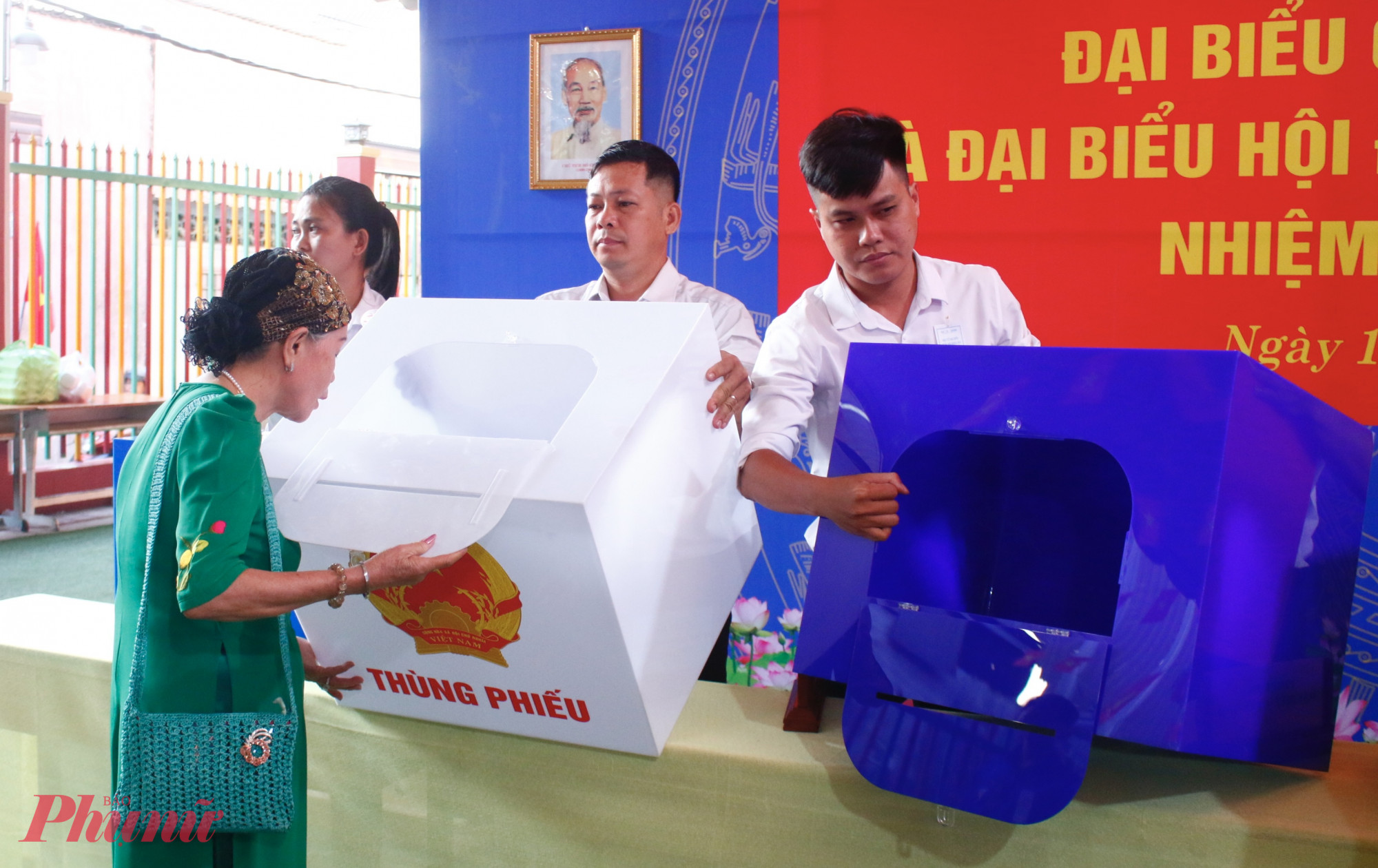  7 giờ sáng, tại Trung tâm Anh văn Việt Mỹ, ấp 55, xã Vĩnh Lộc, TPHCM (thuộc đơn vị bầu cử số 7, tổ bầu cử số 29) không khí bỏ phiếu diễn ra sôi nổi, trật tự, an toàn và dân chủ. Phụ nữ tiểu biểu xã Vĩnh Lộc tham gia kiểm tra thùng phiếu.