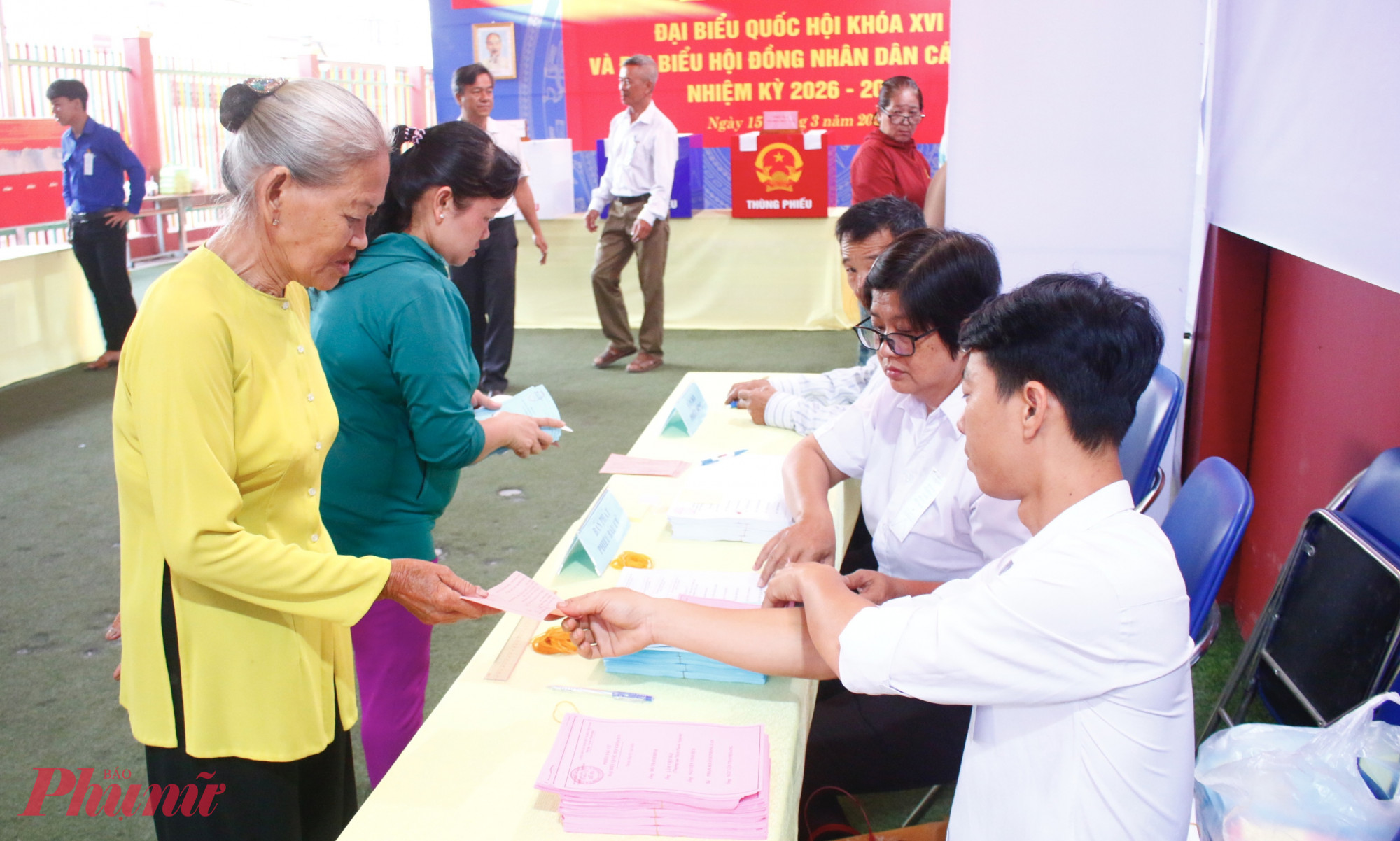 Điểm bầu cử này có gần 2.000 cử tri tham gia bỏ phiếu. Trong đó, khoảng 450 nữ công nhân đang sinh sống và làm việc trên địa bàn đã tích cực tham gia bầu cử, thể hiện tinh thần trách nhiệm và quyền làm chủ của công dân trong ngày hội lớn của đất nước.