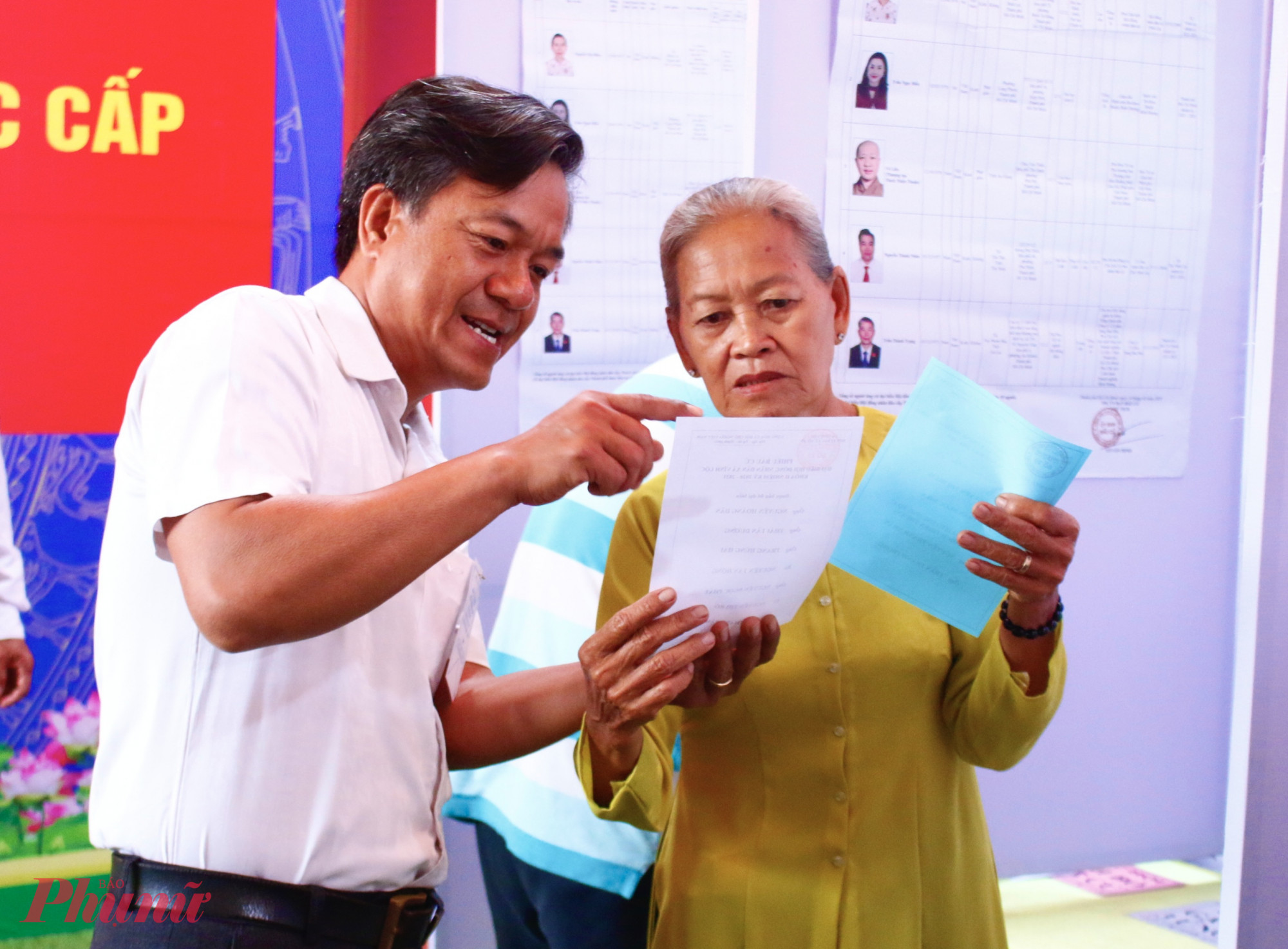  Thành viên tổ công tác tổ bầu cử số 29, xã Vĩnh Lộc (TPHCM) tận tình hướng dẫn cử tri thực hiện các bước bỏ phiếu đúng quy định, bảo đảm mỗi cử tri thực hiện đầy đủ quyền bầu cử của mình.