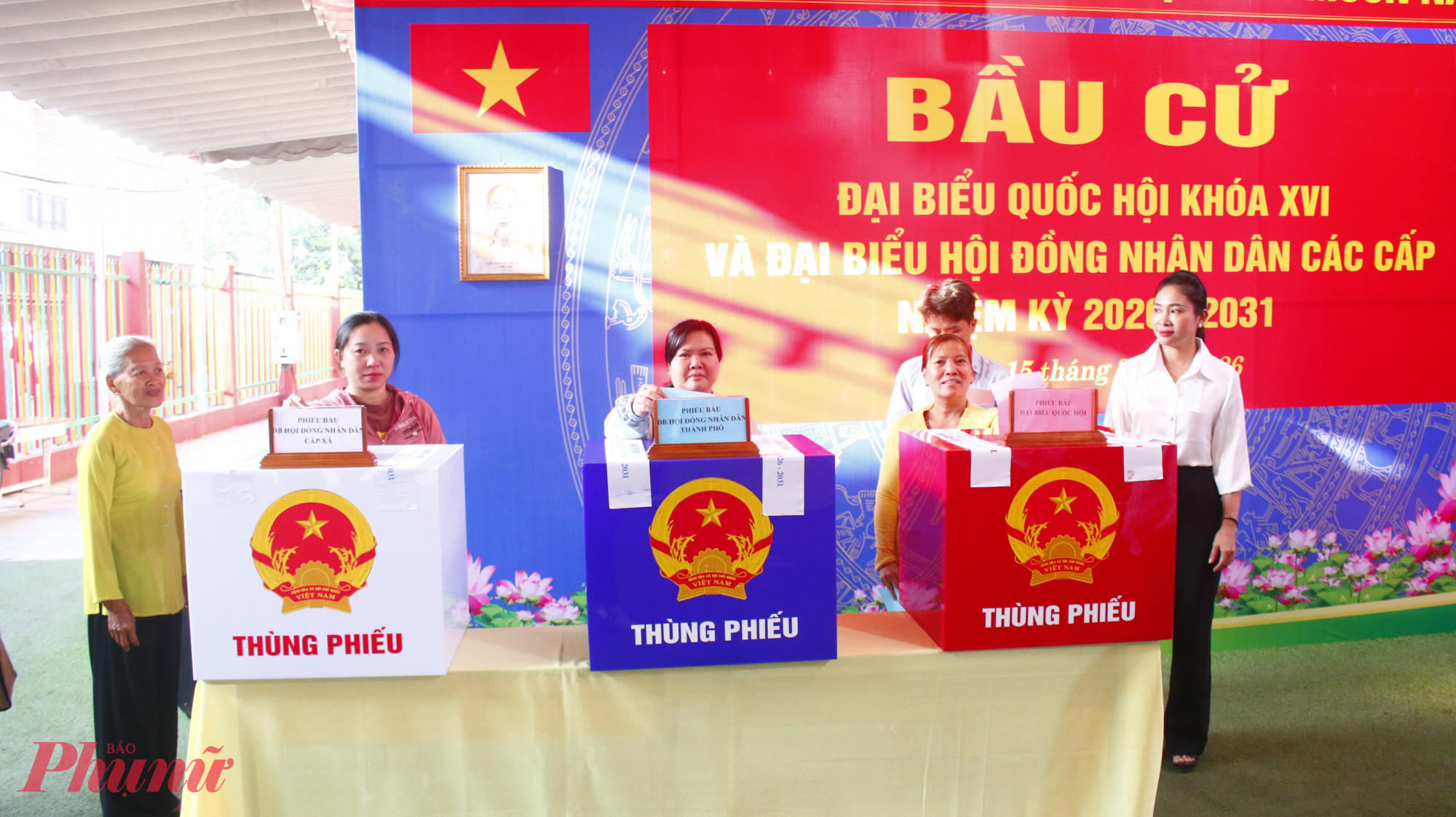  Trong không khí phấn khởi của ngày hội toàn dân, hình ảnh những nữ công nhân giản dị, vẫn tranh thủ  ngày nghĩ đi bầu cử đã góp phần tạo nên nét đẹp của tinh thần trách nhiệm. Mỗi lá phiếu được gửi gắm không chỉ là sự lựa chọn, mà còn thể hiện niềm tin và kỳ vọng của người lao động vào những người đại diện cho ý chí và nguyện vọng của nhân dân trong nhiệm kỳ mới.