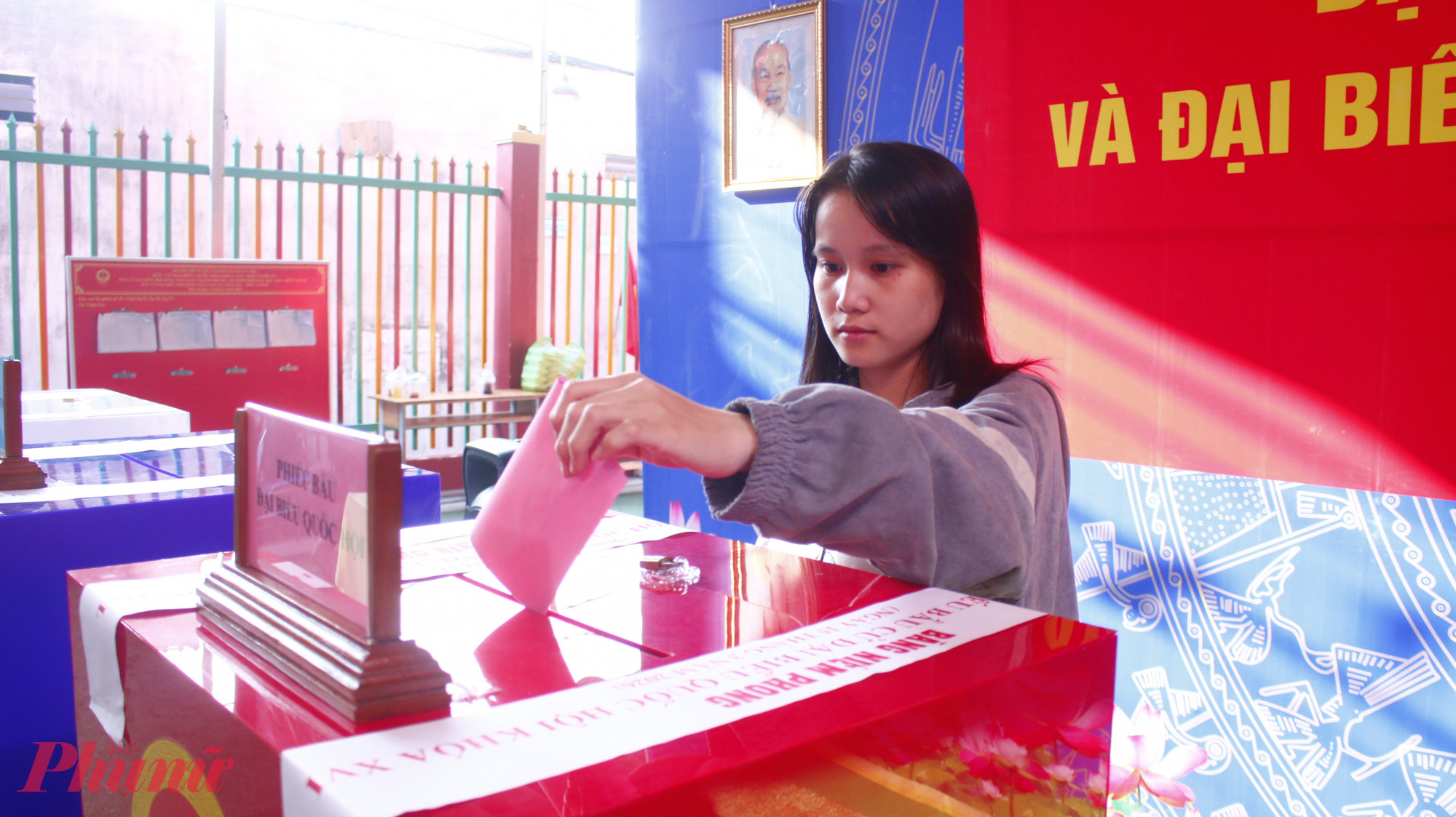 Chị Phan Thị Trúc Lệ - nữ công nhân đang làm việc tại Công ty Vạn Đức, Khu công nghiệp Vĩnh Lộc cho biết, tranh thủ ngày nghỉ chị đã sắp xếp công việc gia đình từ tối hôm trước để sáng Chủ nhật có thể đi bầu cử sớm.  Chị chia sẻ: “Ngày nghỉ cuối tuần thường là lúc tôi tranh thủ nghỉ ngơi hoặc dọn dẹp nhà cửa, nhưng đi bầu cử là việc quan trọng nên tôi ưu tiên tham gia từ sớm để thực hiện quyền và nghĩa vụ công dân của mình. Tôi mong những ứng cử viên trúng cử sẽ quan tâm đến đời sống nữ công dân chúng tôi”.