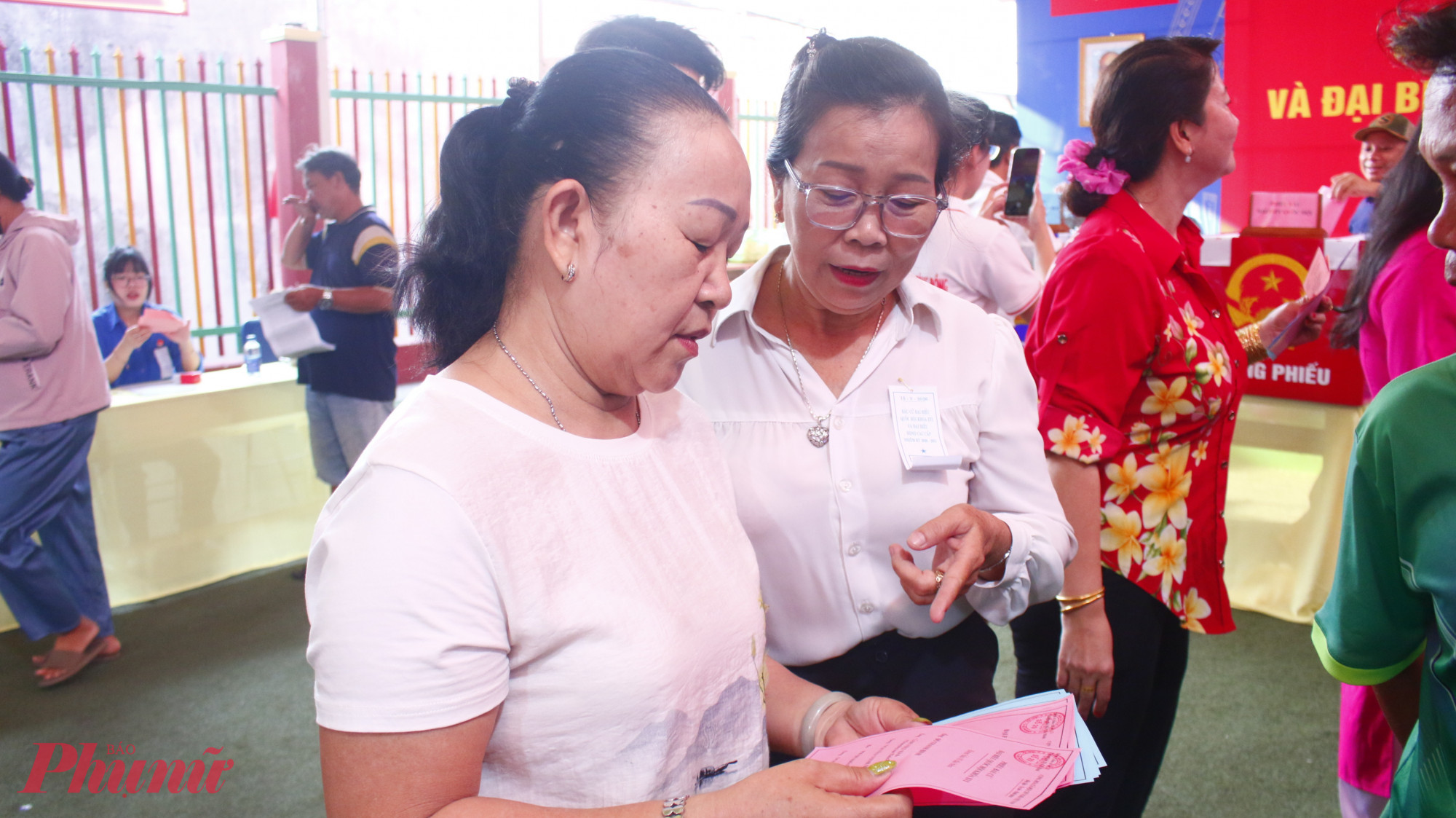  Theo đại diện tổ bầu cử tại địa phương, số lượng cử tri là công nhân, đặc biệt là nữ công nhân tham gia bỏ phiếu khá đông. Điều này cho thấy sự quan tâm và ý thức trách nhiệm của lực lượng lao động đối với các vấn đề chính trị – xã hội của đất nước.