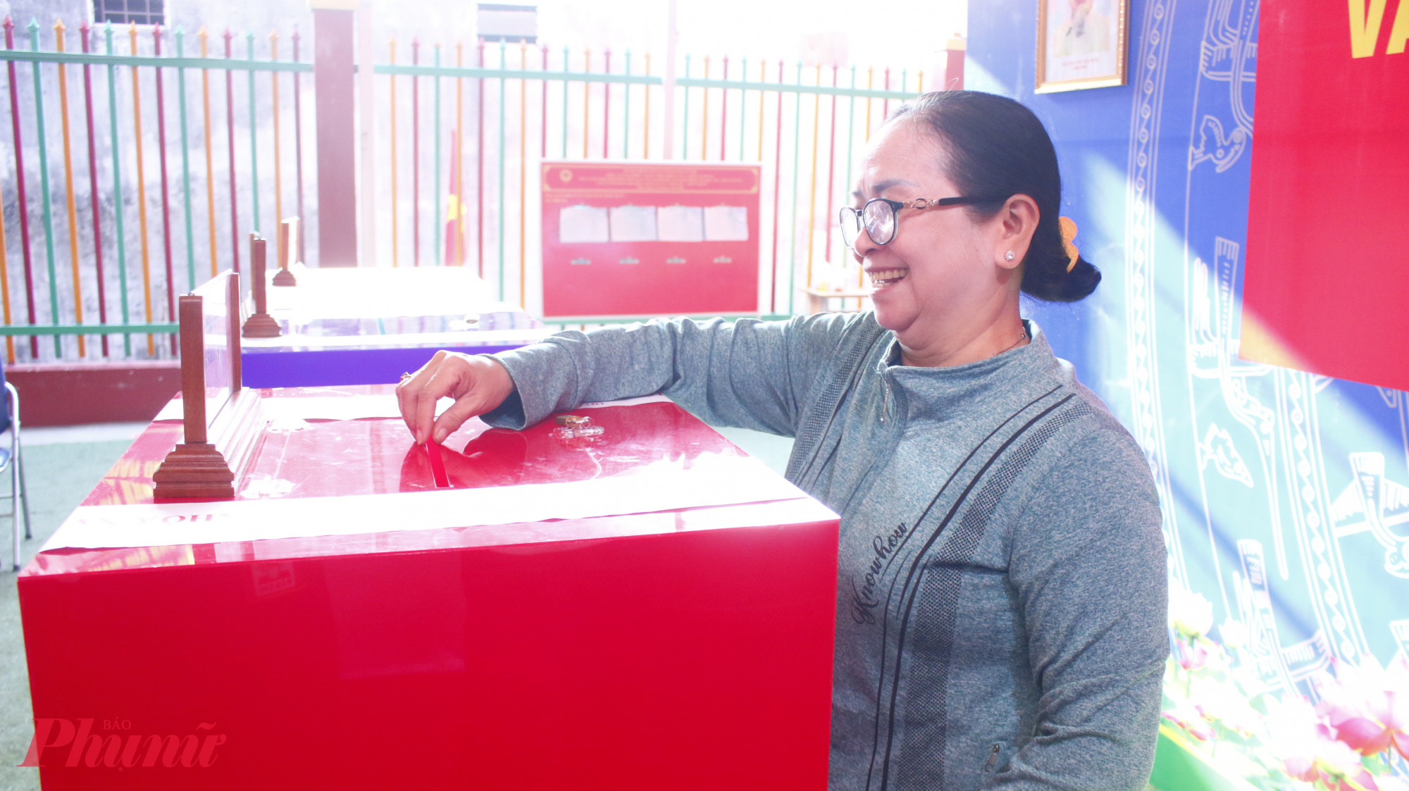 Nhiều nữ công nhân xã Vĩnh Lộc đã có mặt tại điểm bỏ phiếu số 29 từ sớm để tham gia bỏ phiếu. Trên tay cầm lá phiếu cử tri, ai cũng cẩn thận xem lại danh sách ứng cử viên trước khi đưa ra lựa chọn của mình.