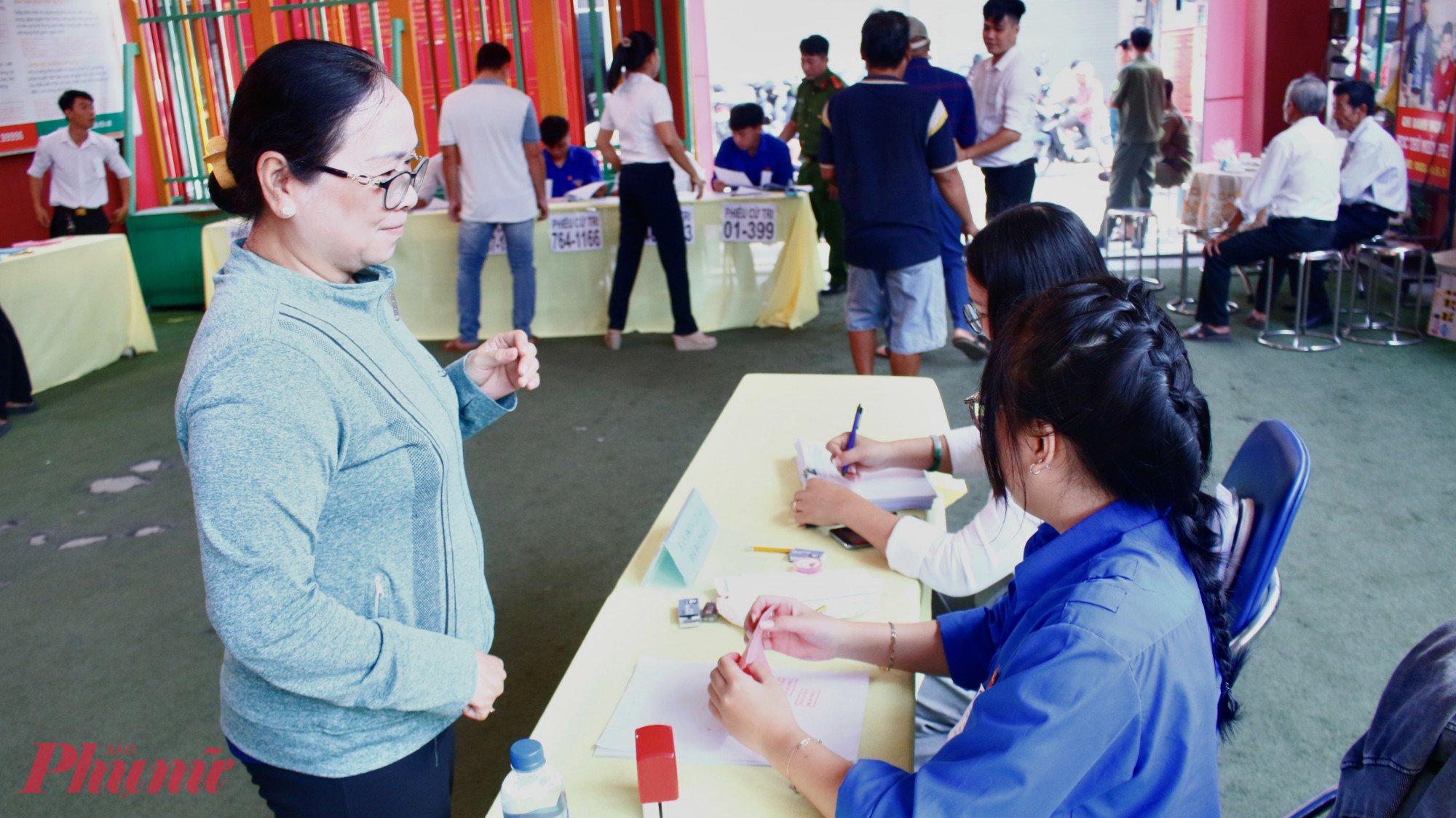 Tại các điểm bầu cử, lực lượng an ninh, thành viên tổ công tác, hỗ trợ bầu cử luôn túc trực hướng dẫn, giúp các cử tri thực hiện đúng quy trình bỏ phiếu, đảm bảo nhanh gọn và thuận tiện.