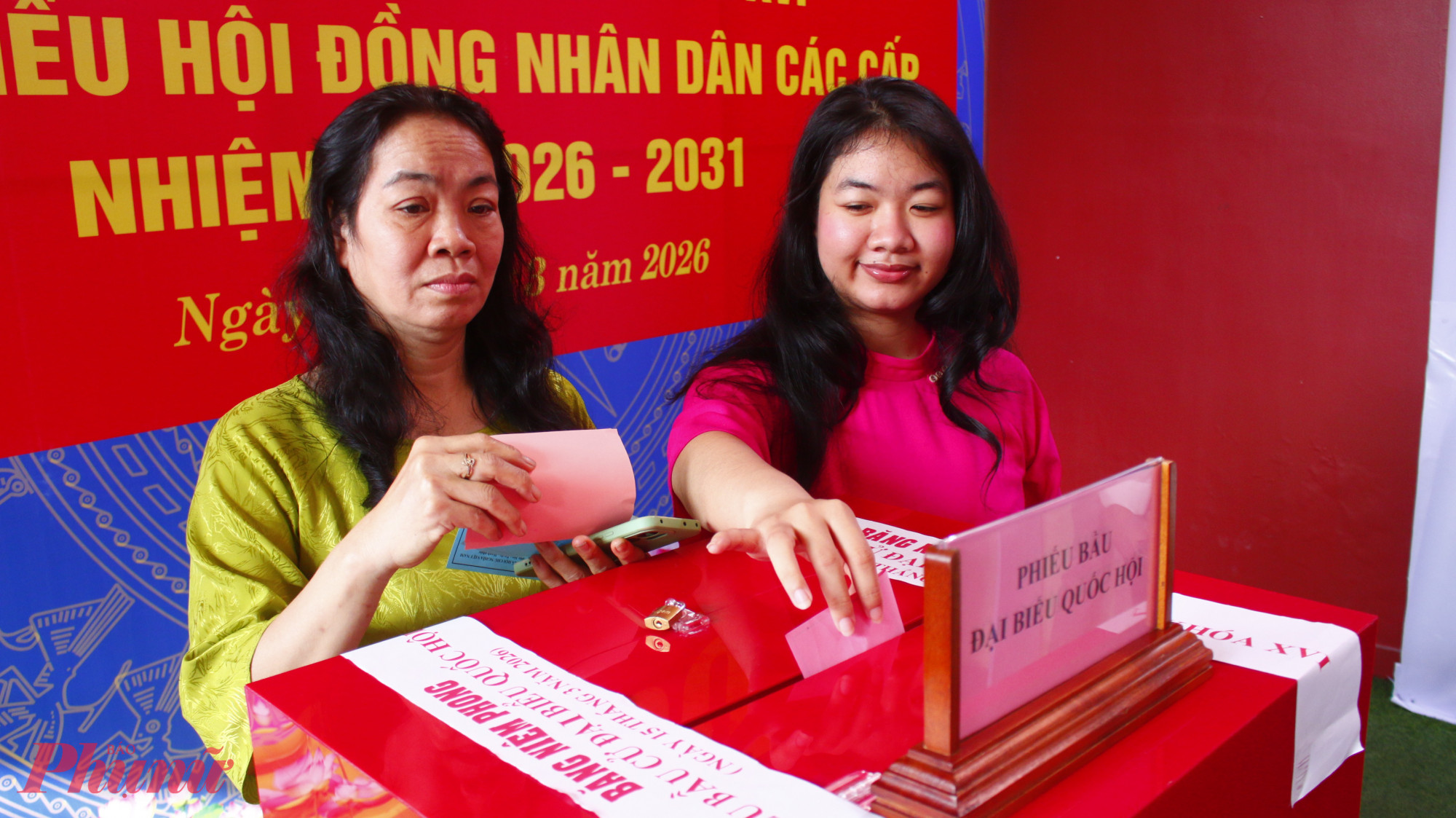 Nhiều phụ nữ mặc áo dài truyền thống tham gia bầu cử tại điểm bỏ phiếu số 29, xã Vĩnh Lộc