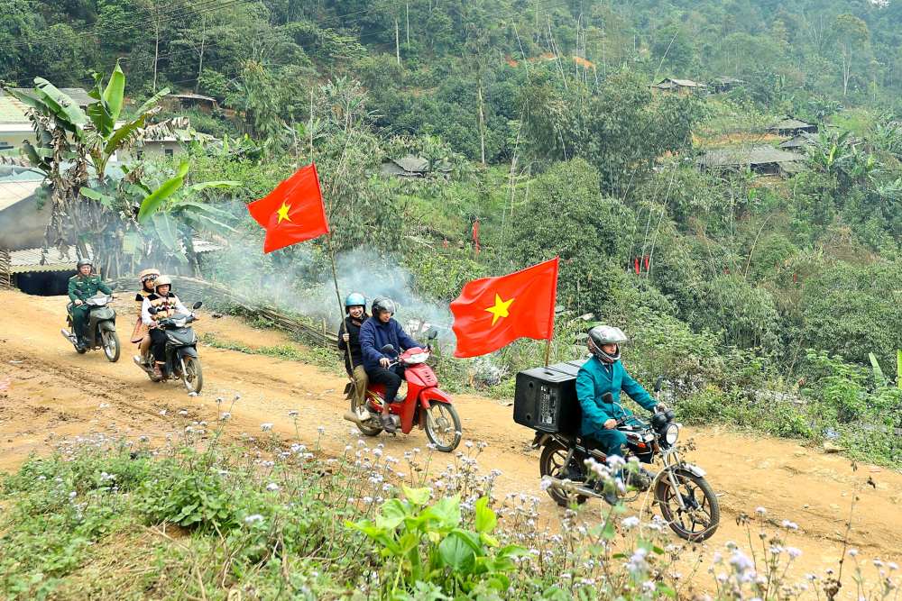 Tổ công tác của Ban Bầu cử  xã Trạm Tấu, tỉnh Lào Cai  mang loa di động đi khắp các nẻo đường để tuyên truyền  và nhắc nhở bà con đi bầu cử  - ẢNH: TRỊNH YÊN