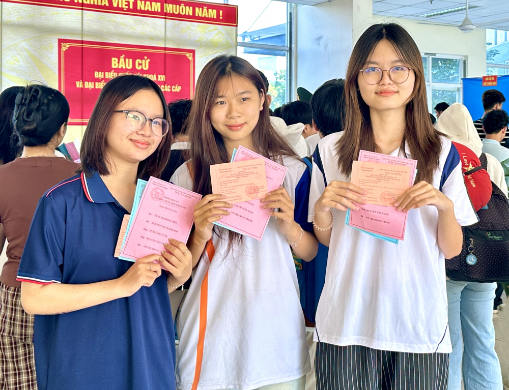 Sinh viên ký túc xá Đại học Quốc gia TPHCM bầu cử sáng 15/3 ẢNH: NGUYỄN LOAN