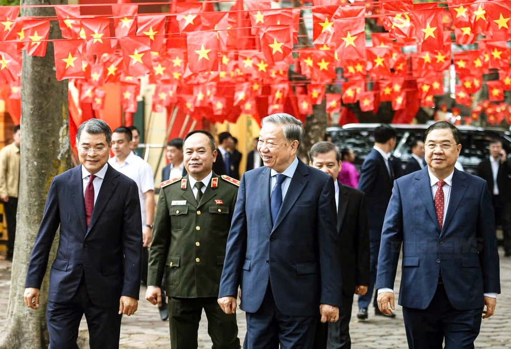 Tổng bí thư Tô Lâm  (thứ hai từ phải qua) cùng lãnh đạo Đảng, Nhà nước  bầu cử tại khu vực bỏ phiếu số 2, phường Ba Đình, TP Hà Nội 