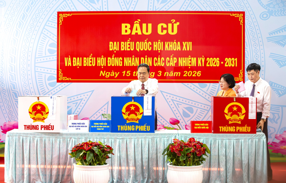 Chủ tịch Quốc hội Trần Thanh Mẫn bỏ phiếu tại khu vực bỏ phiếu số 14, Trường THCS Nguyễn Văn Dậy, xã Hóc Môn, TPHCM - ẢNH: PHÙNG HUY