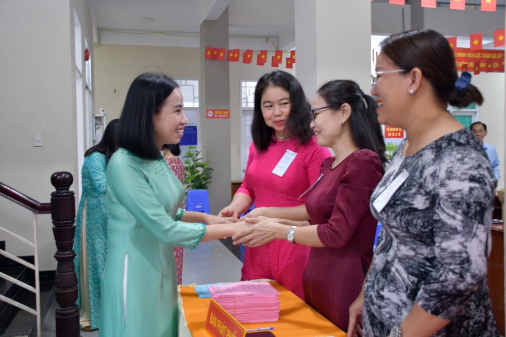 Bà Võ Ngọc Thanh Trúc - Ủy viên Ban thường vụ Thành ủy, Phó chủ tịch Ủy ban MTTQ Việt Nam thành phố, Chủ tịch Hội LHPN TPHCM – thăm hỏi các lực lượng đang làm nhiệm vụ tại khu vực bỏ phiếu số 3 Công an xã Long Điền, ấp Long Tân, xã Long Điền